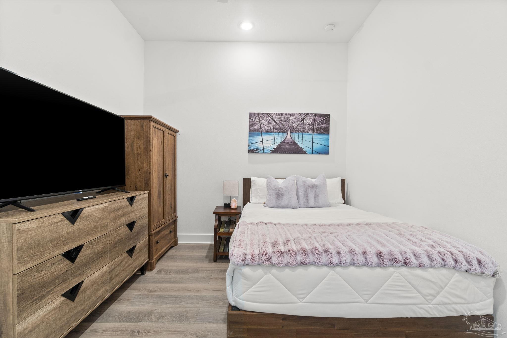 123 E La Rua St