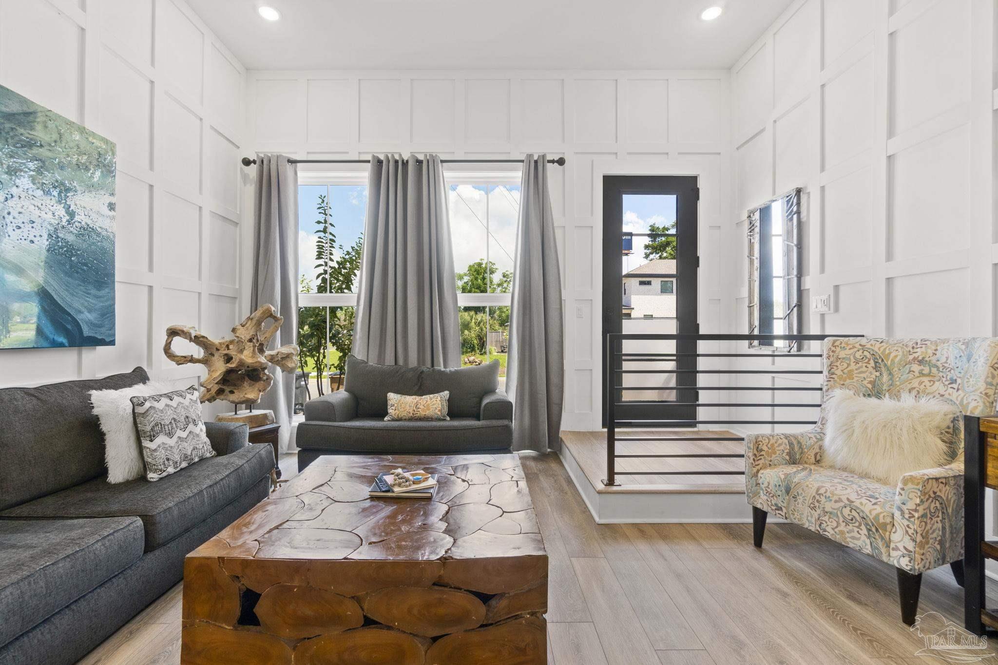 123 E La Rua St