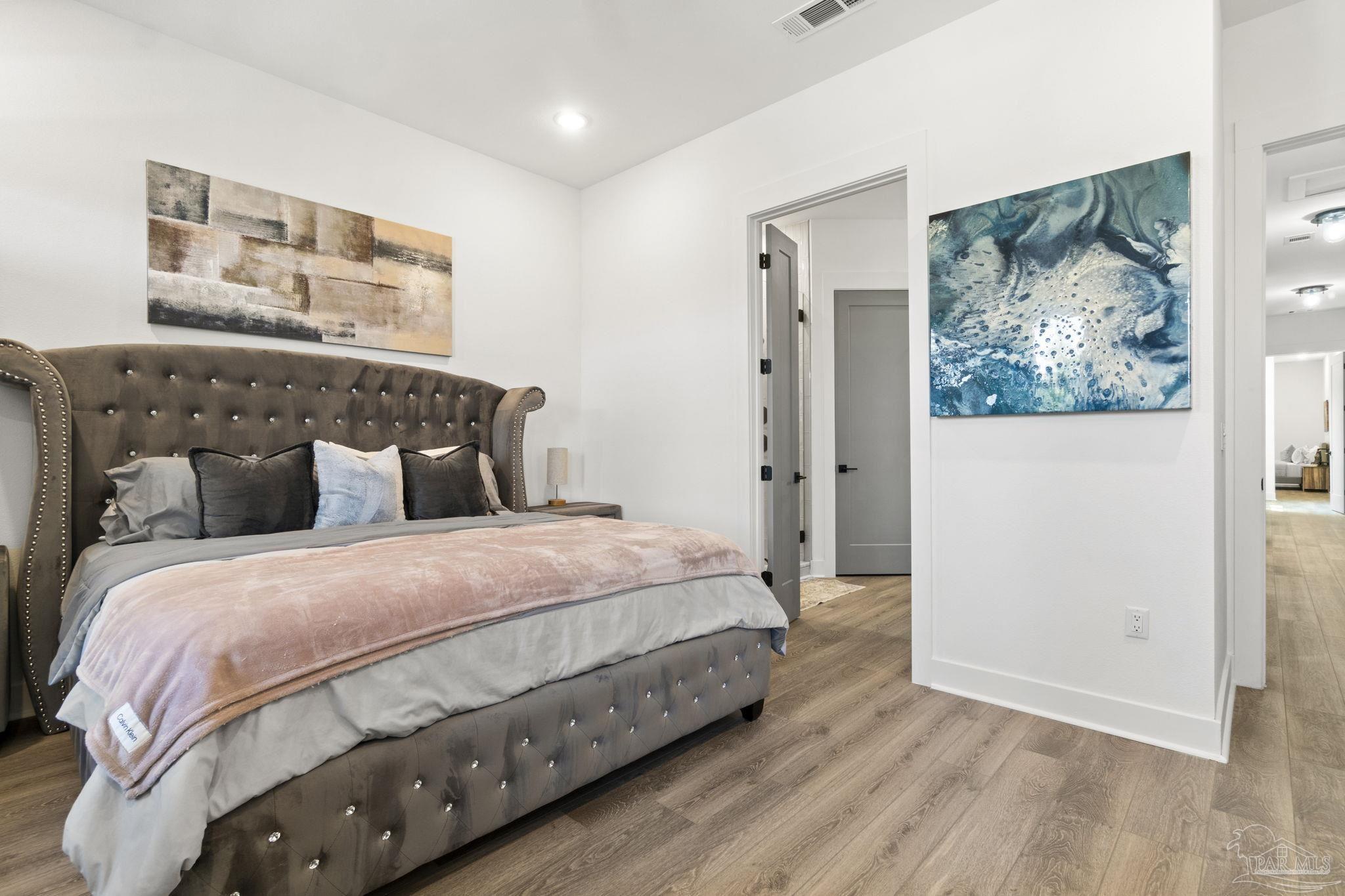 123 E La Rua St