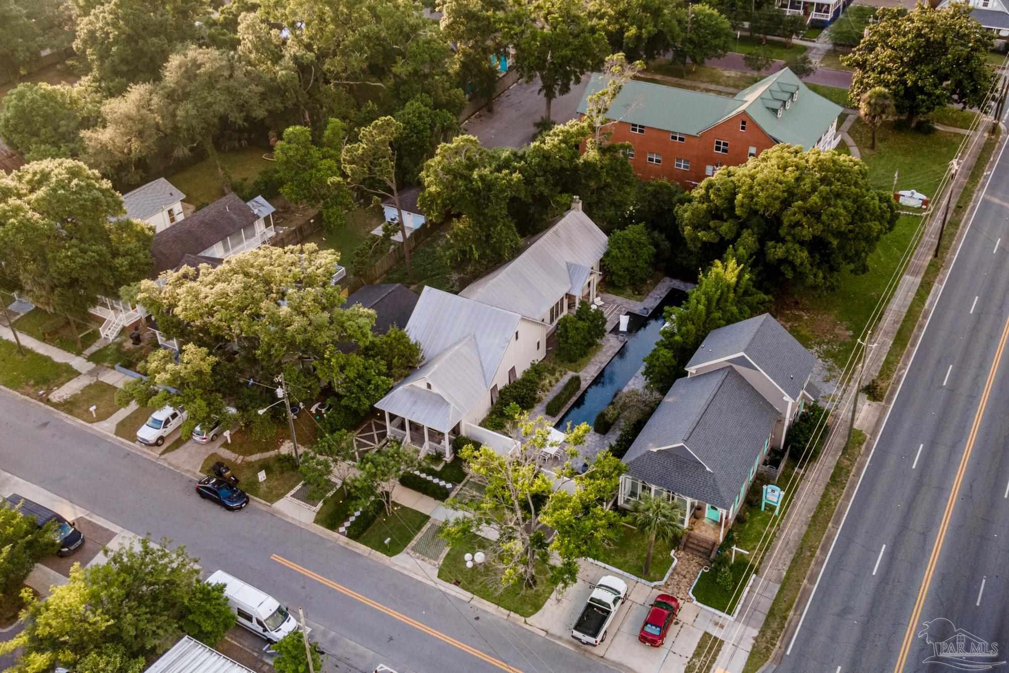 816 E Belmont