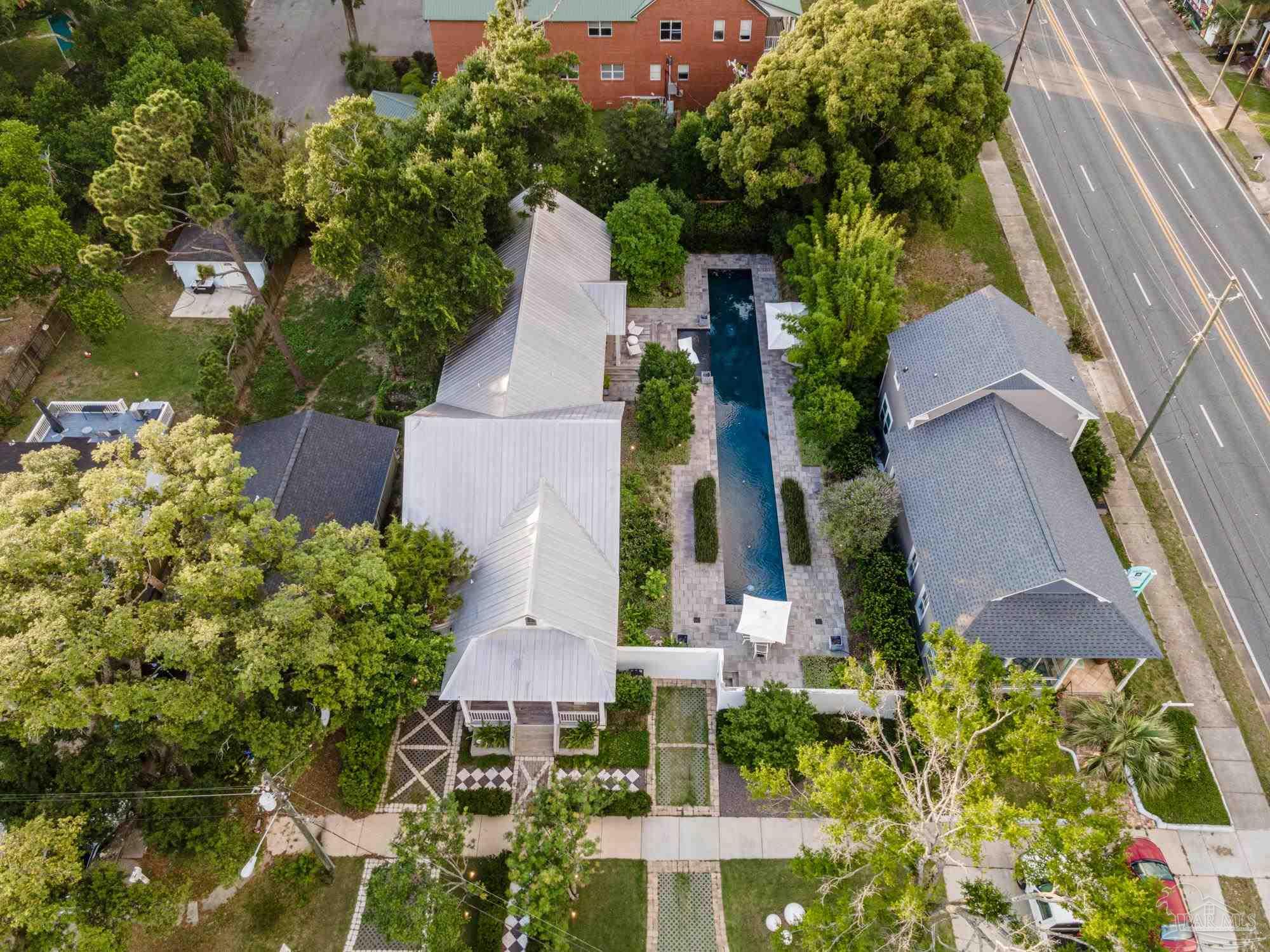 816 E Belmont
