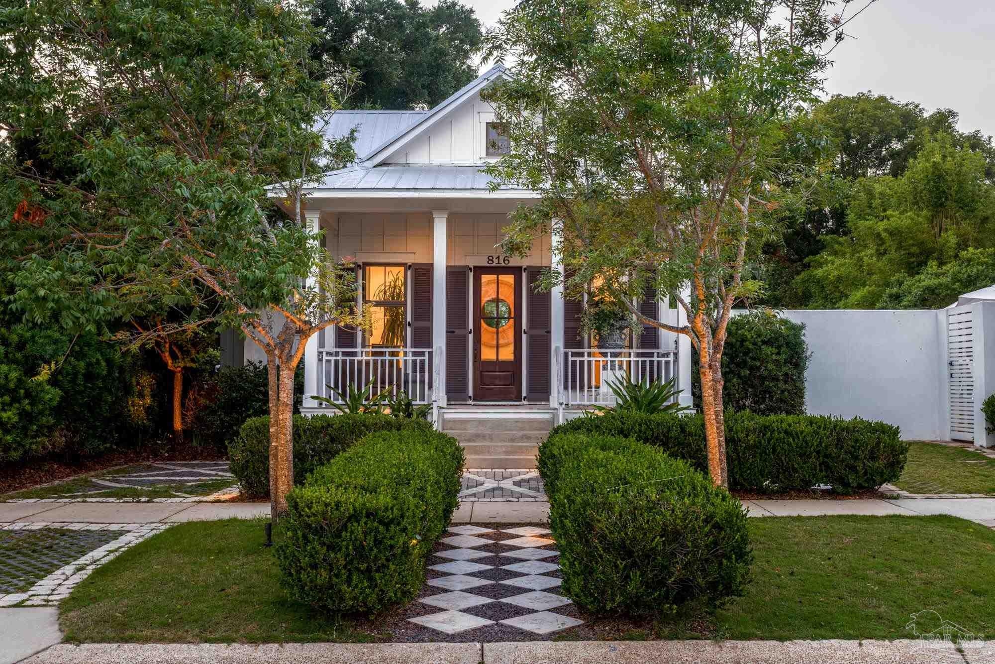 816 E Belmont