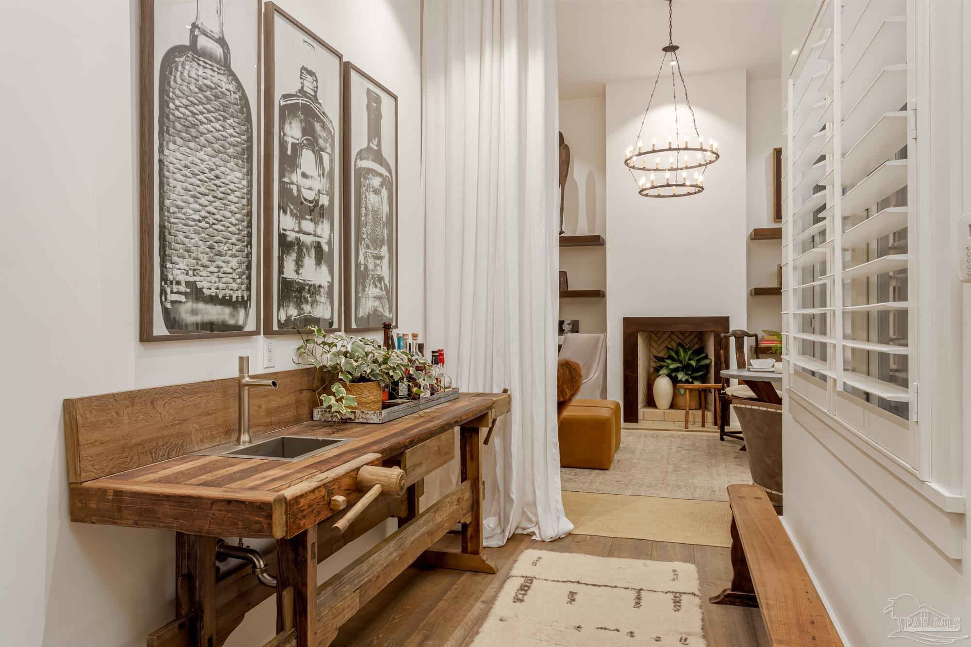 816 E Belmont