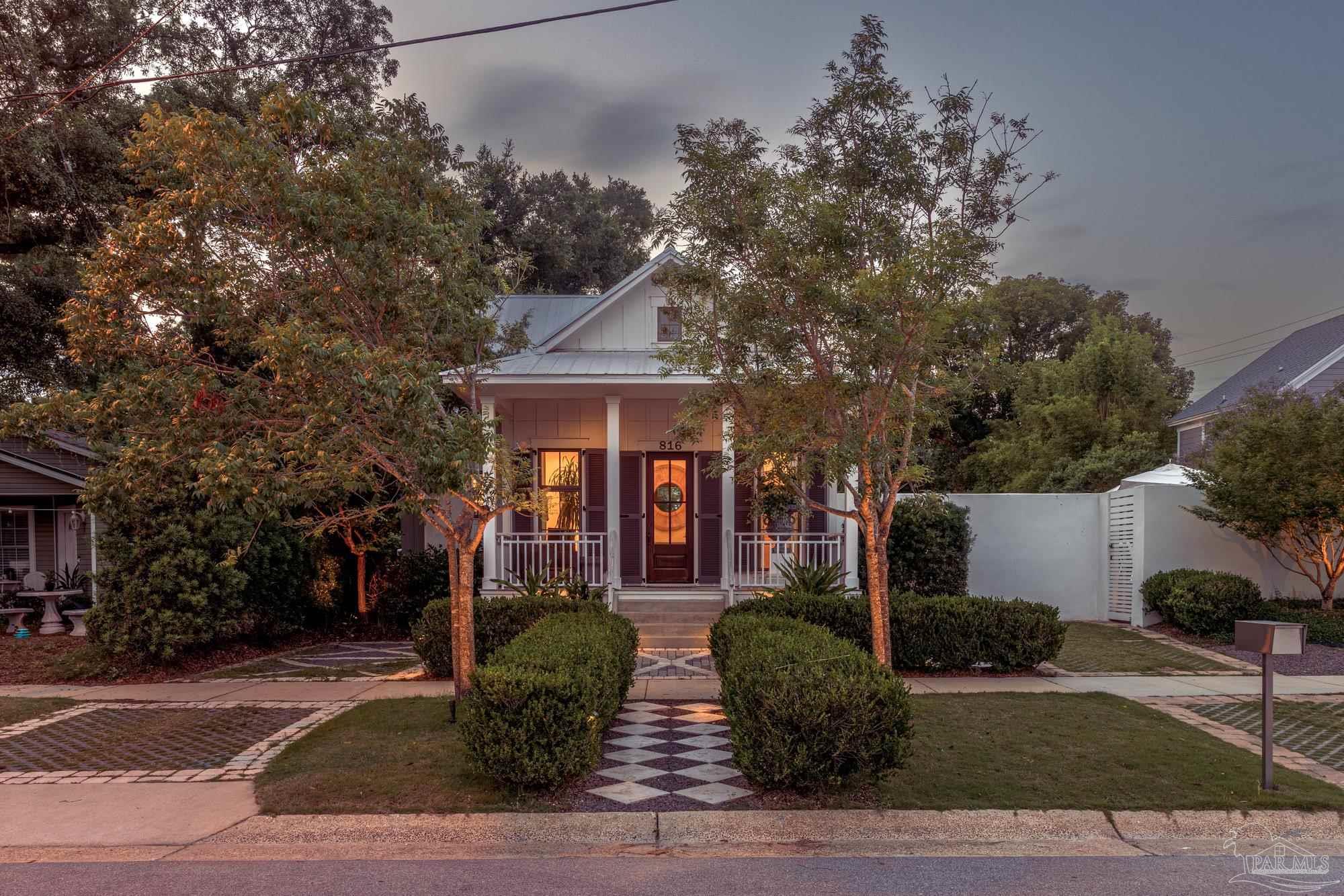 816 E Belmont