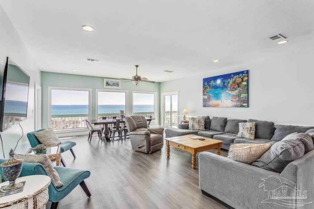 900 Ariola Dr