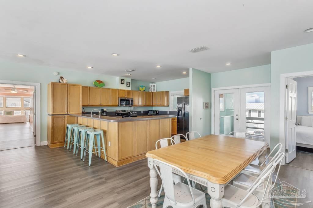 900 Ariola Dr