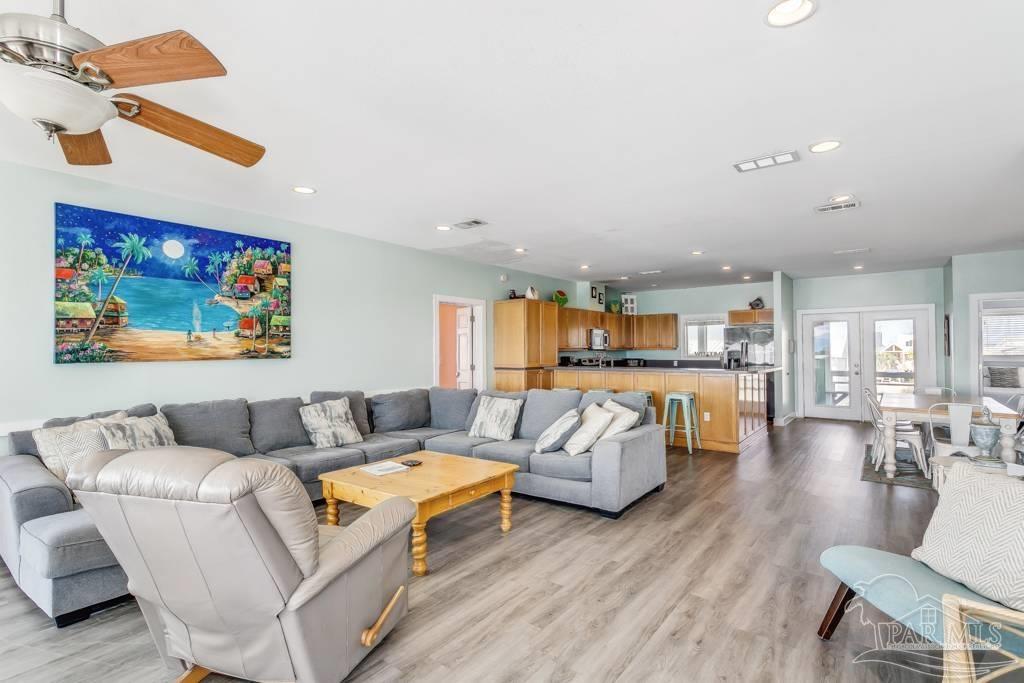 900 Ariola Dr