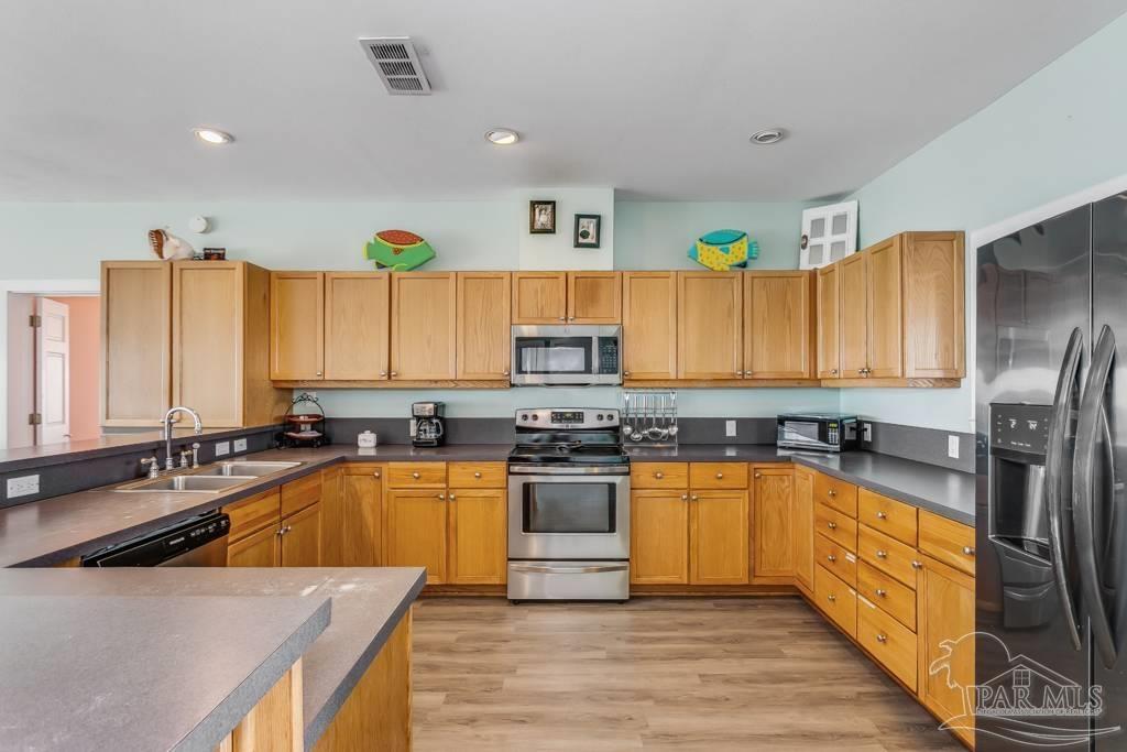 900 Ariola Dr