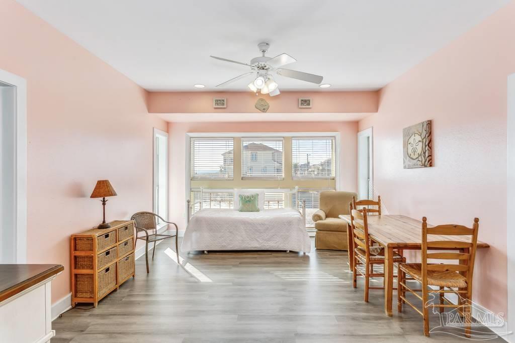 900 Ariola Dr