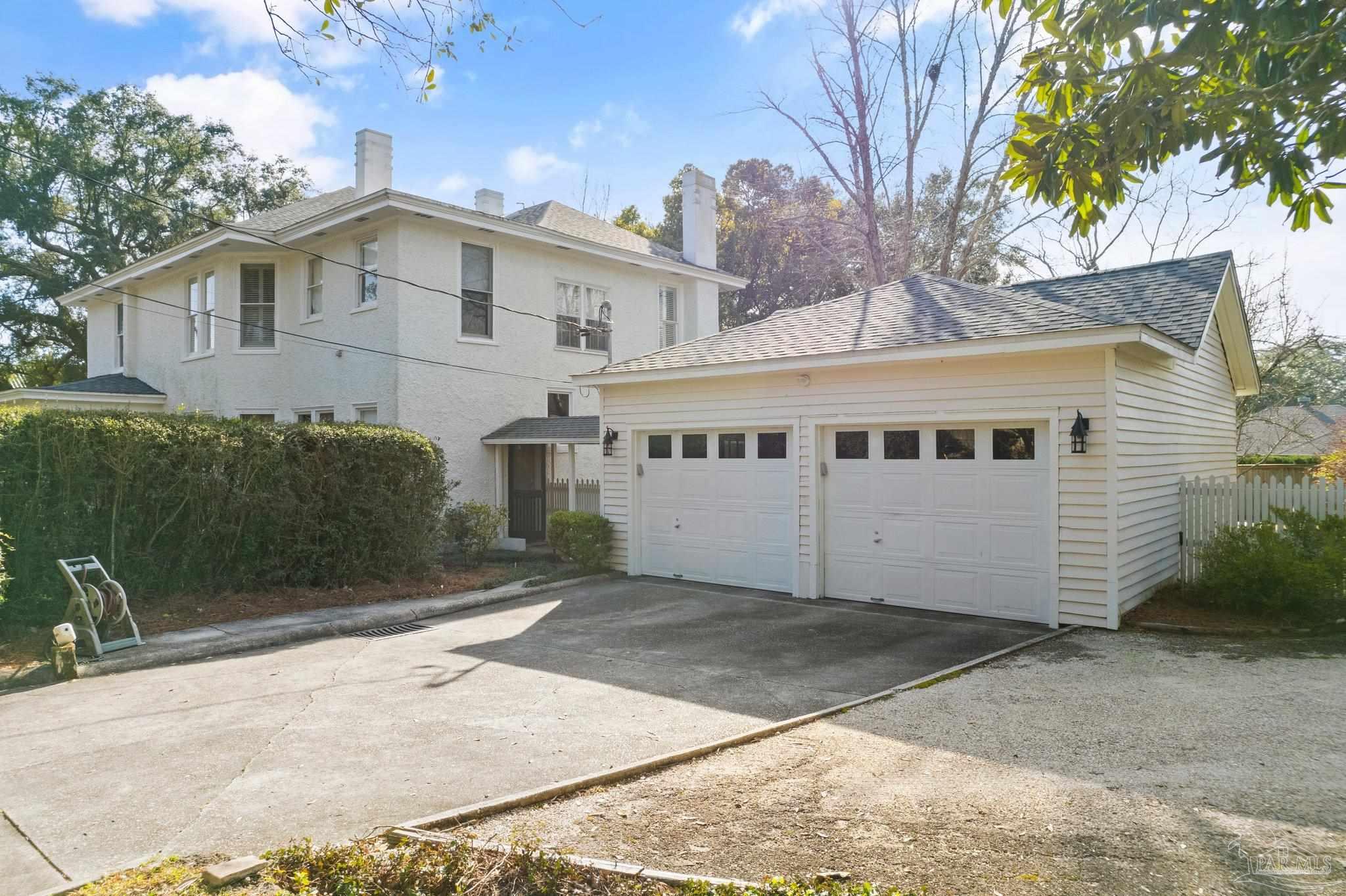 300 W Gonzalez St