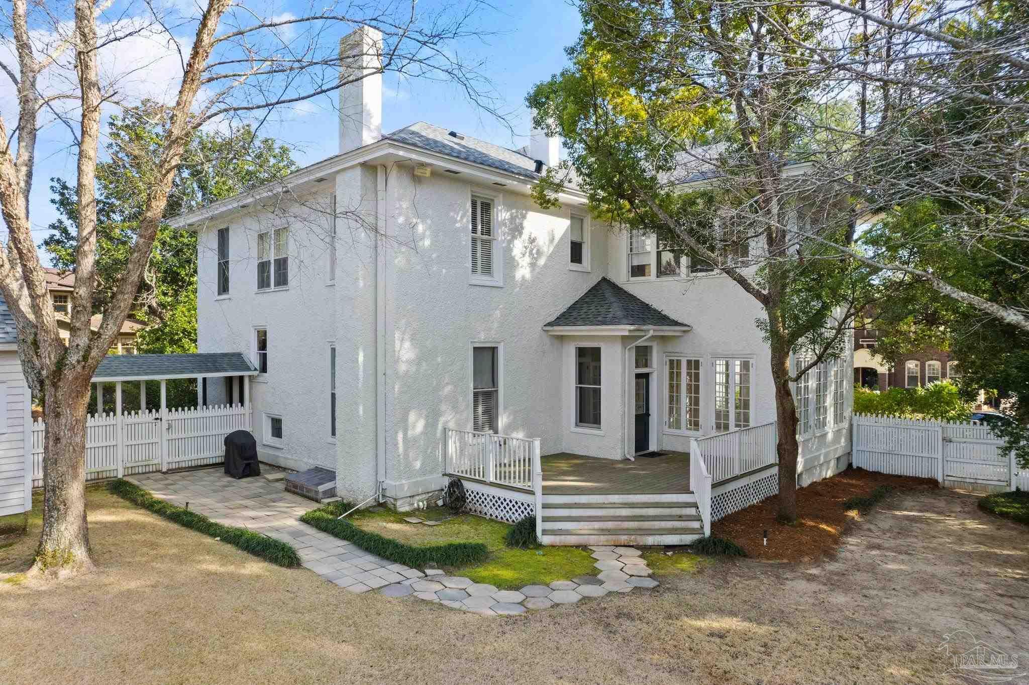 300 W Gonzalez St