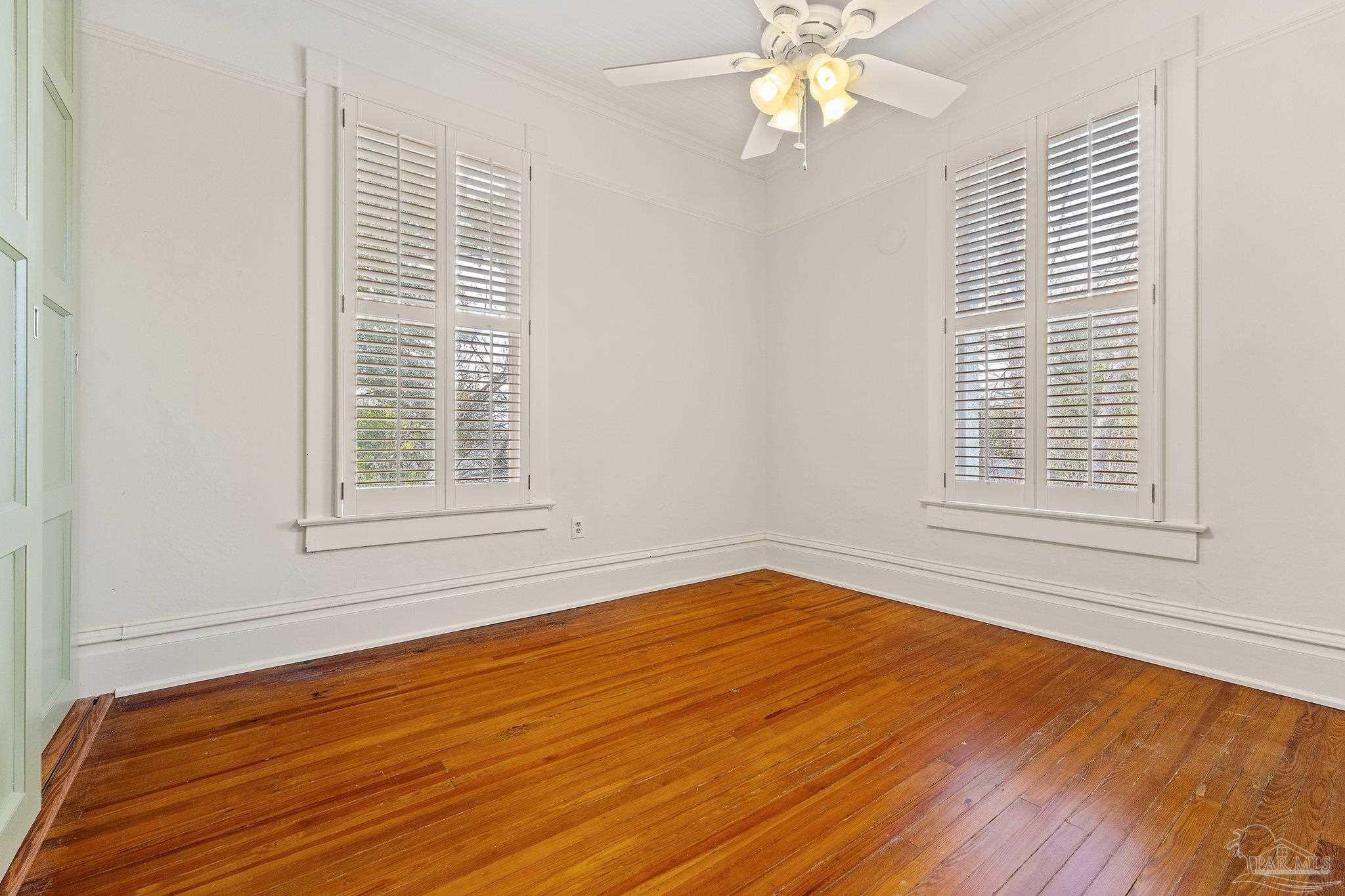 300 W Gonzalez St