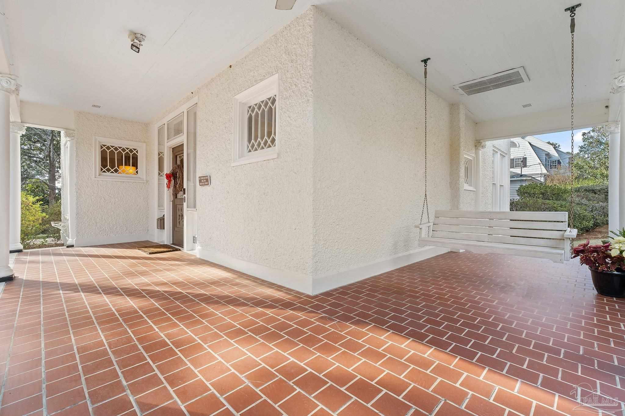 300 W Gonzalez St