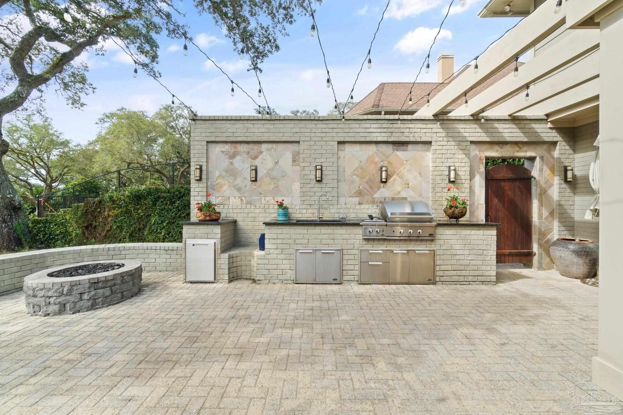 2669 Bayou Blvd