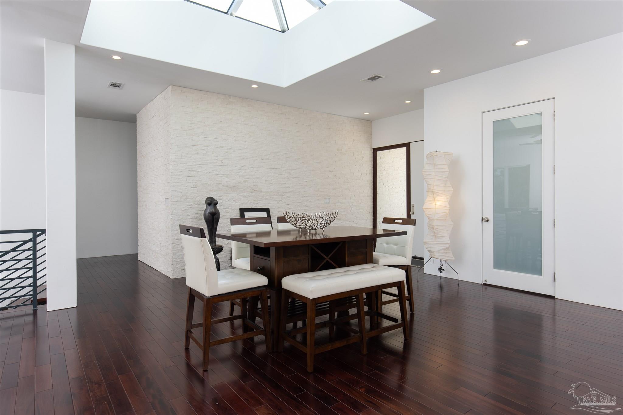 18 Shoreline Pl