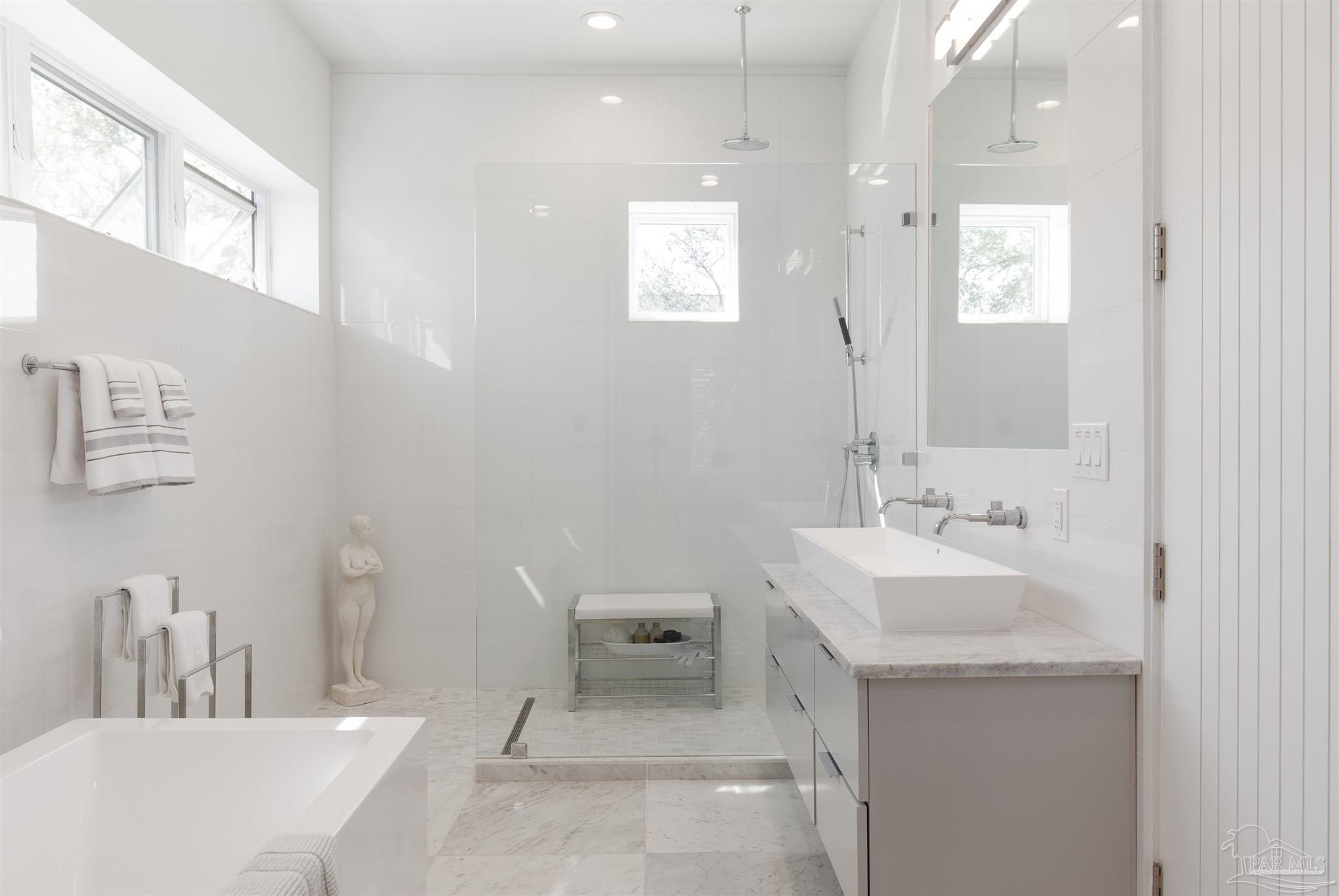 18 Shoreline Pl
