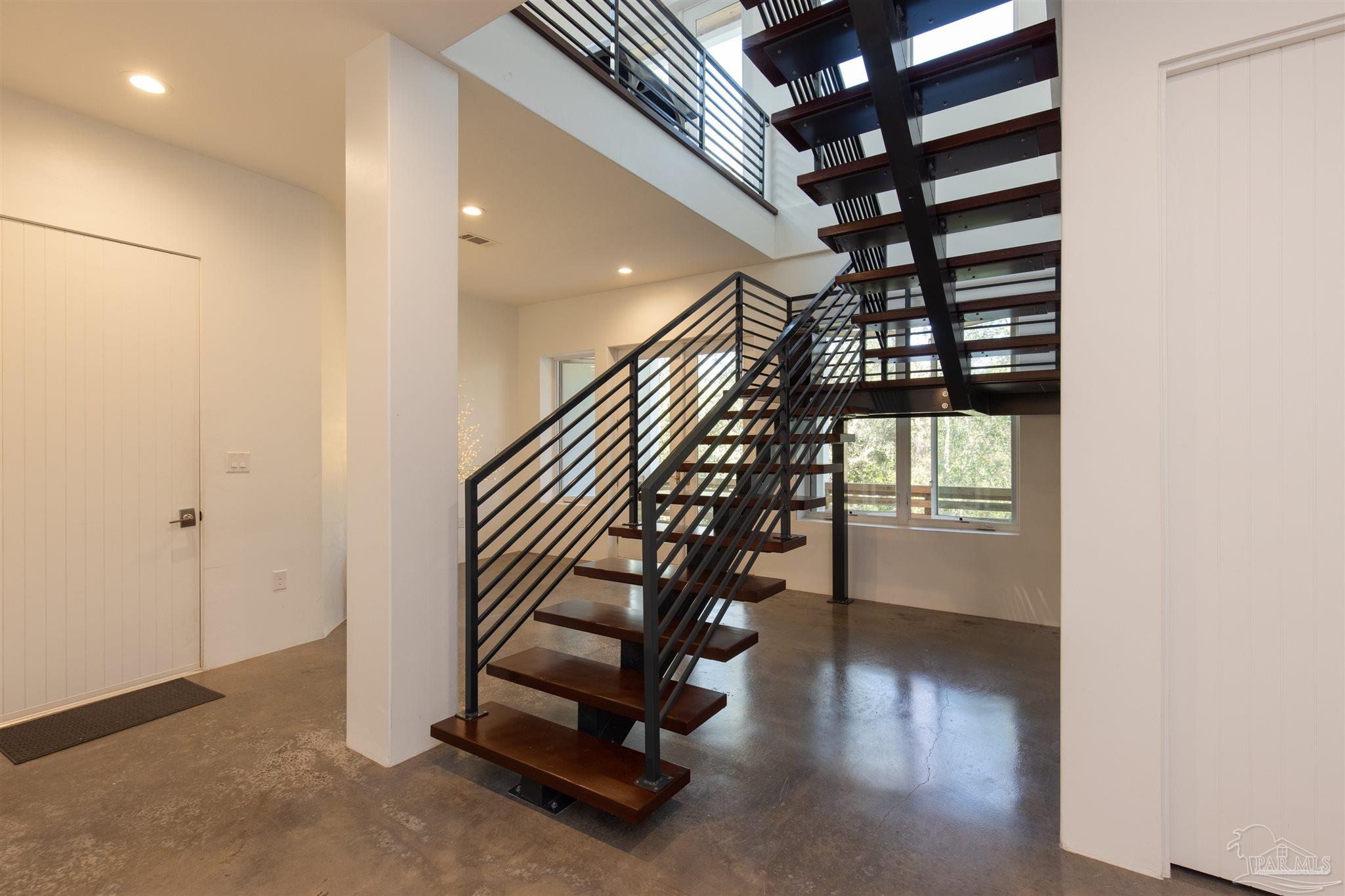 18 Shoreline Pl