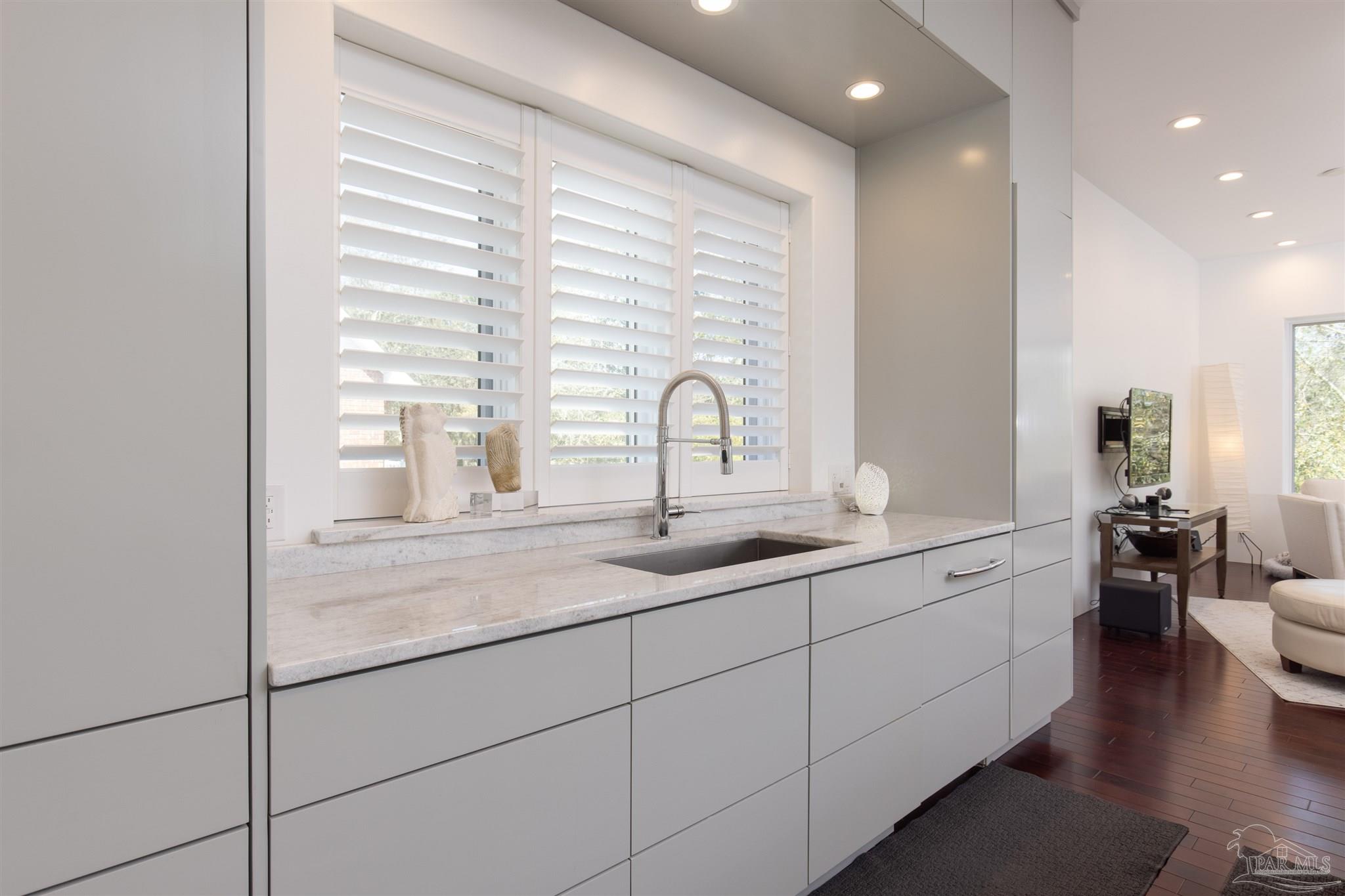 18 Shoreline Pl