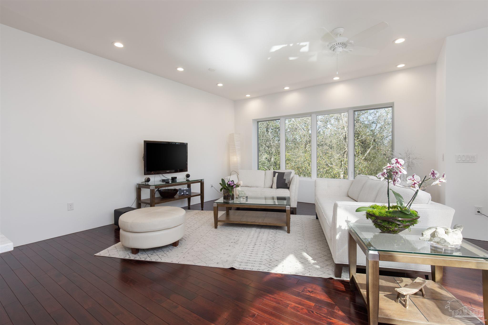 18 Shoreline Pl