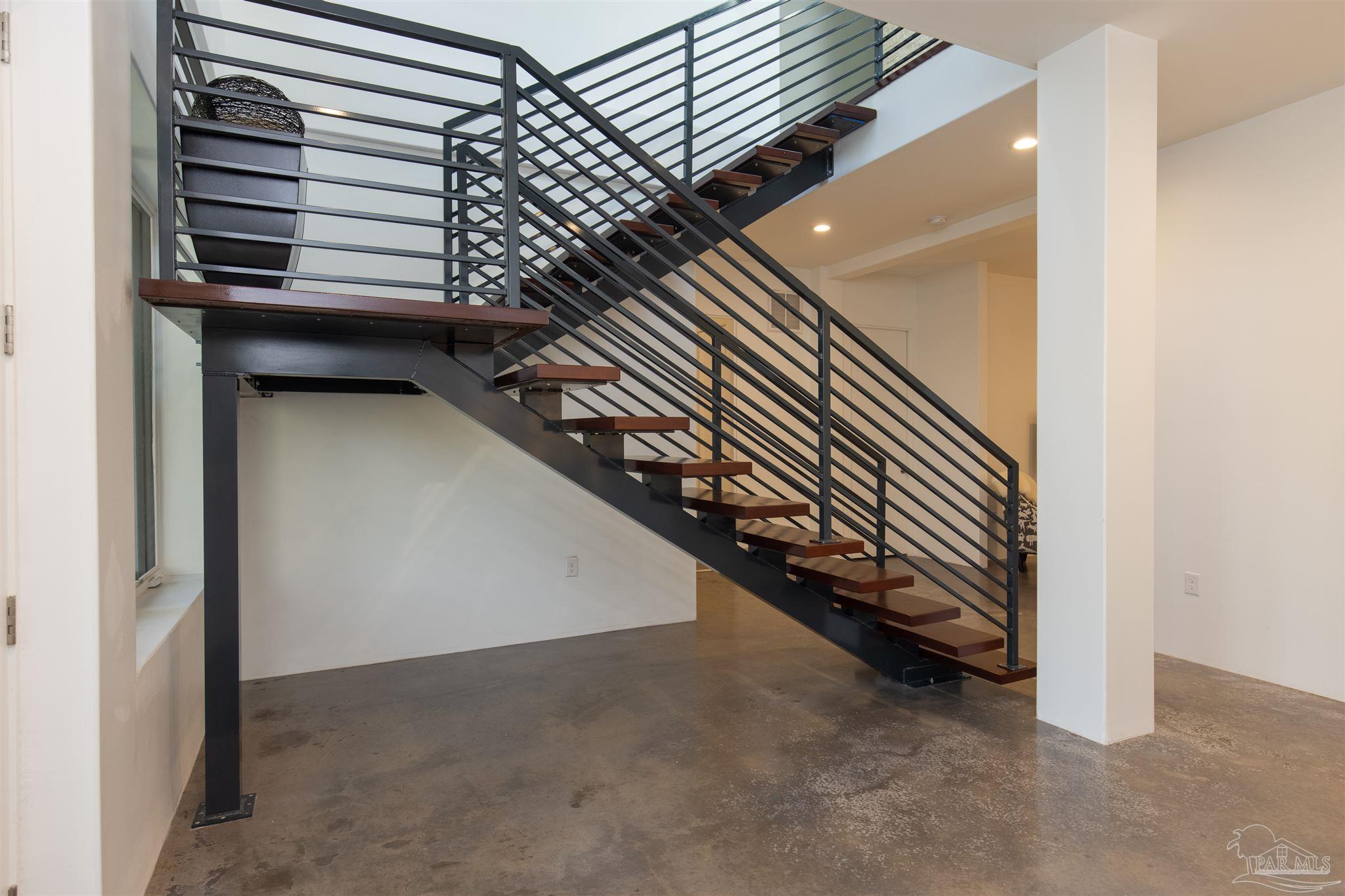 18 Shoreline Pl