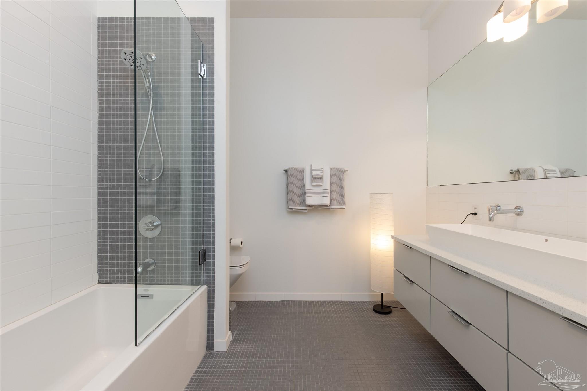 18 Shoreline Pl