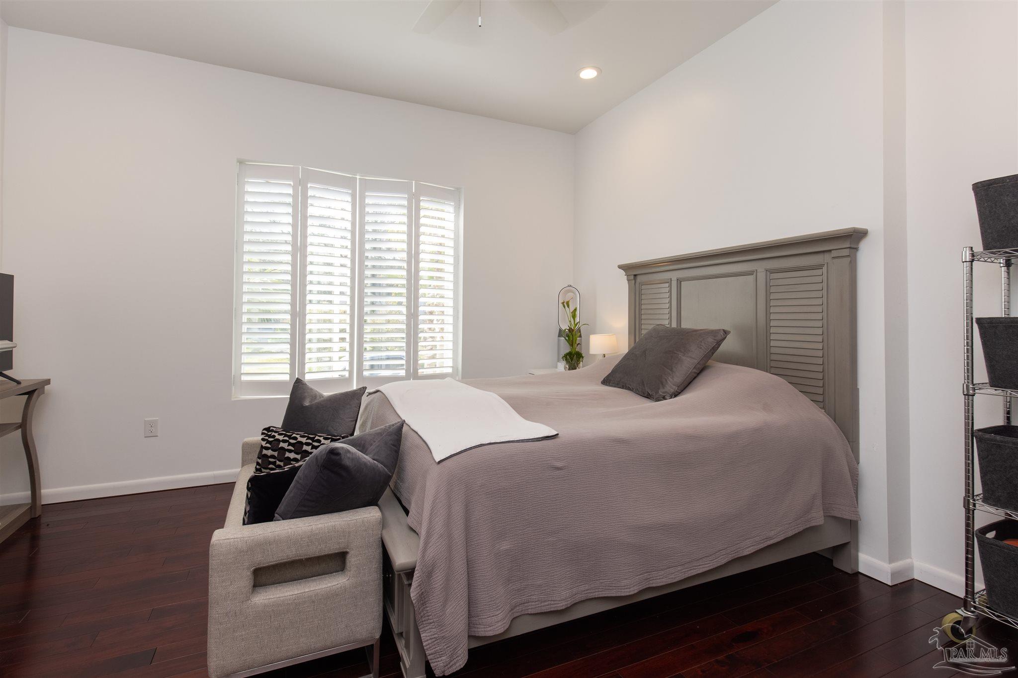18 Shoreline Pl