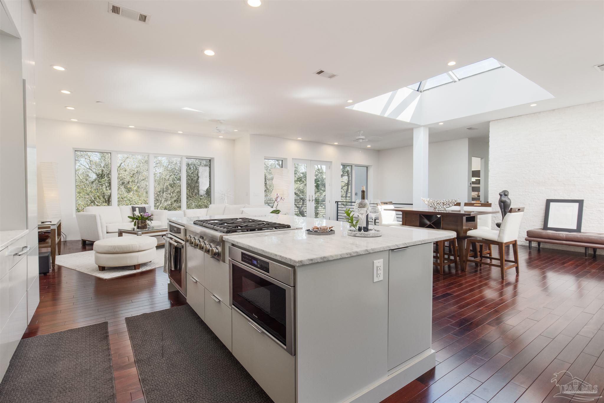 18 Shoreline Pl