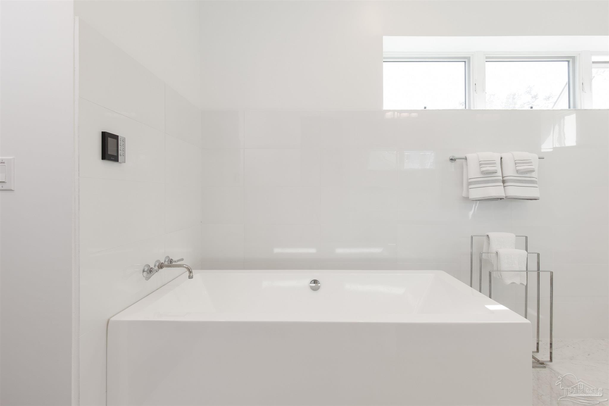 18 Shoreline Pl