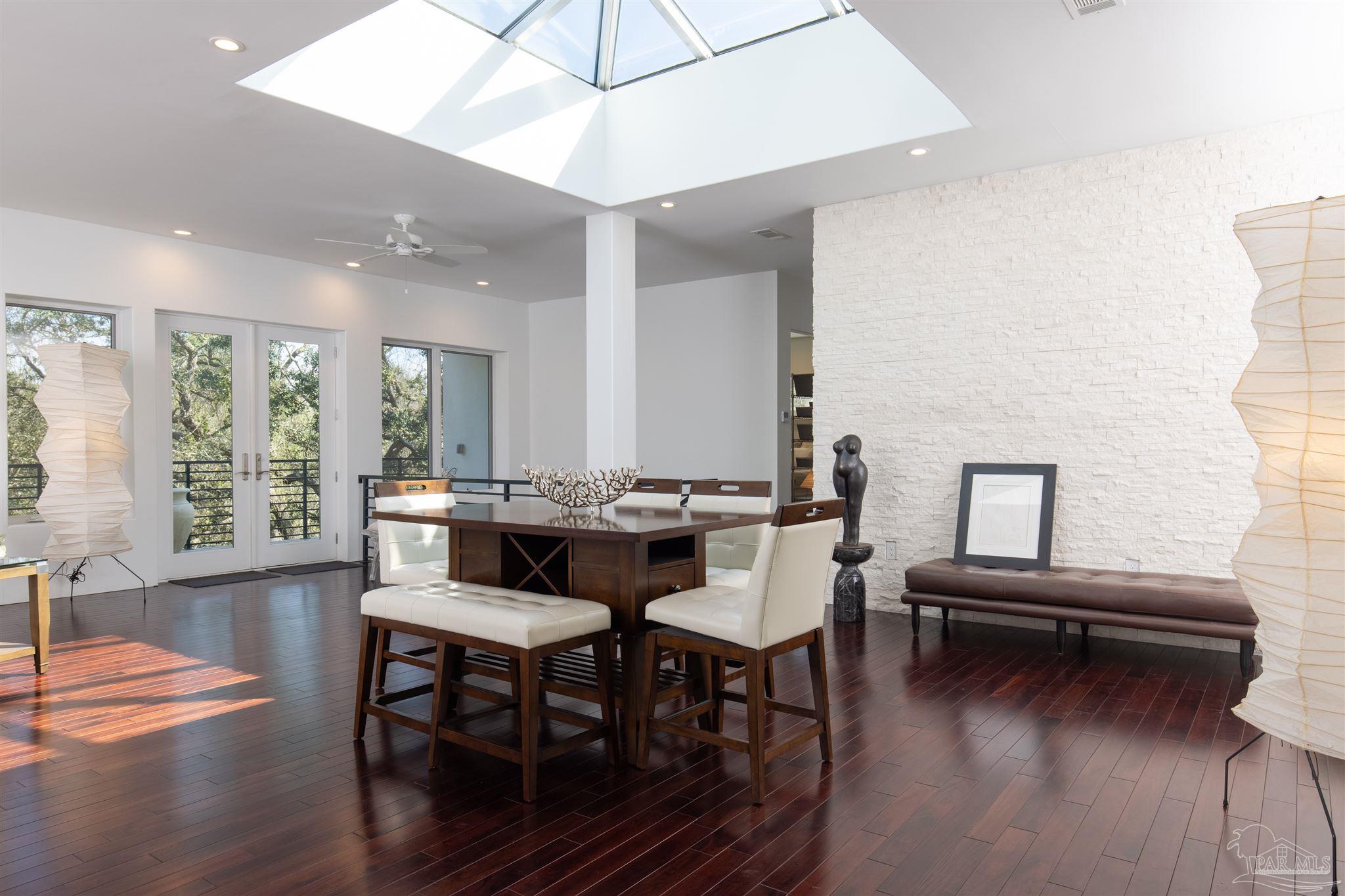 18 Shoreline Pl
