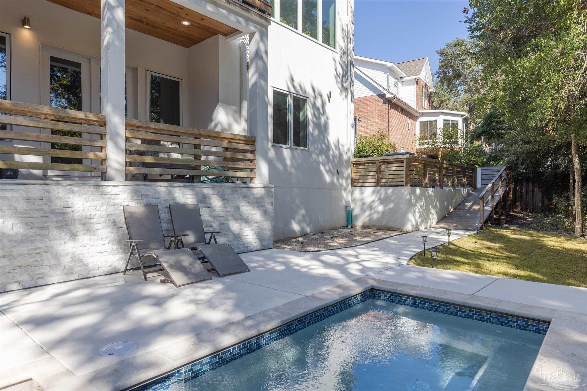 18 Shoreline Pl