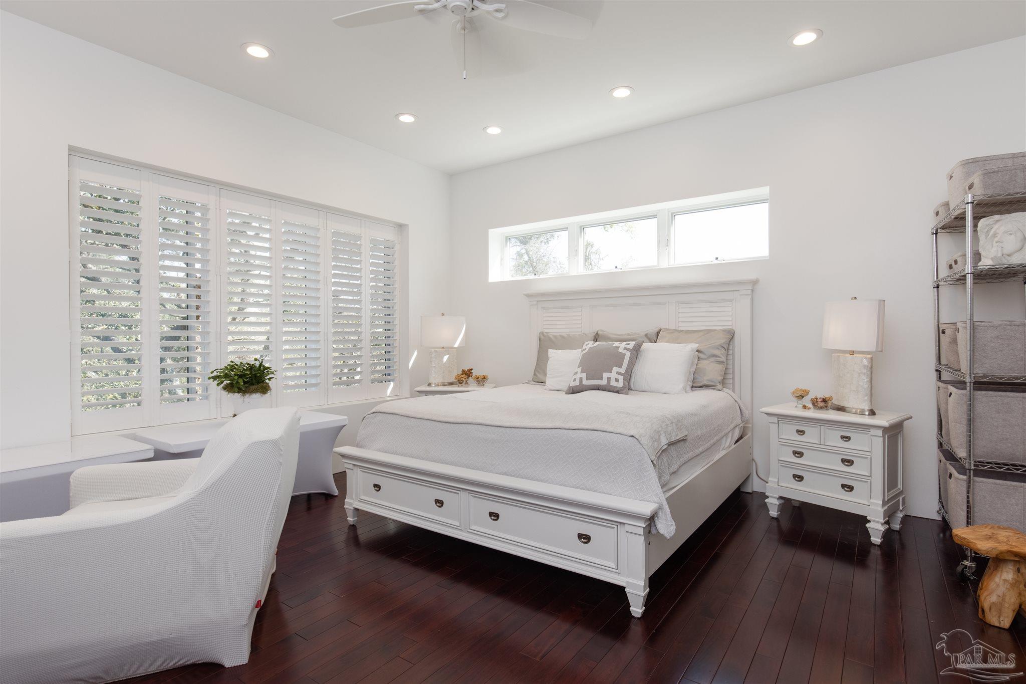 18 Shoreline Pl