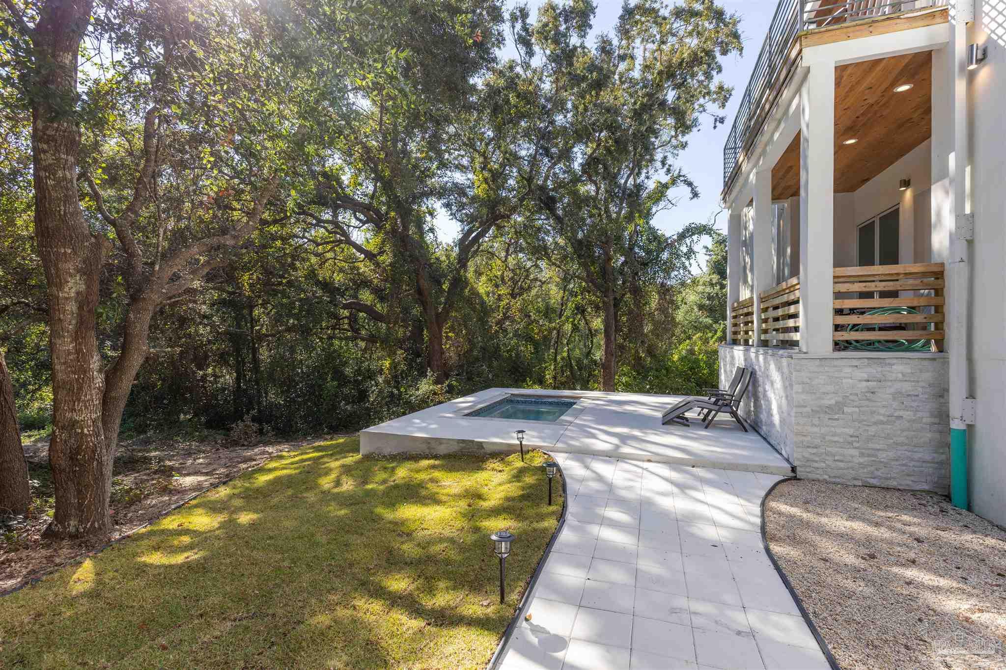 18 Shoreline Pl