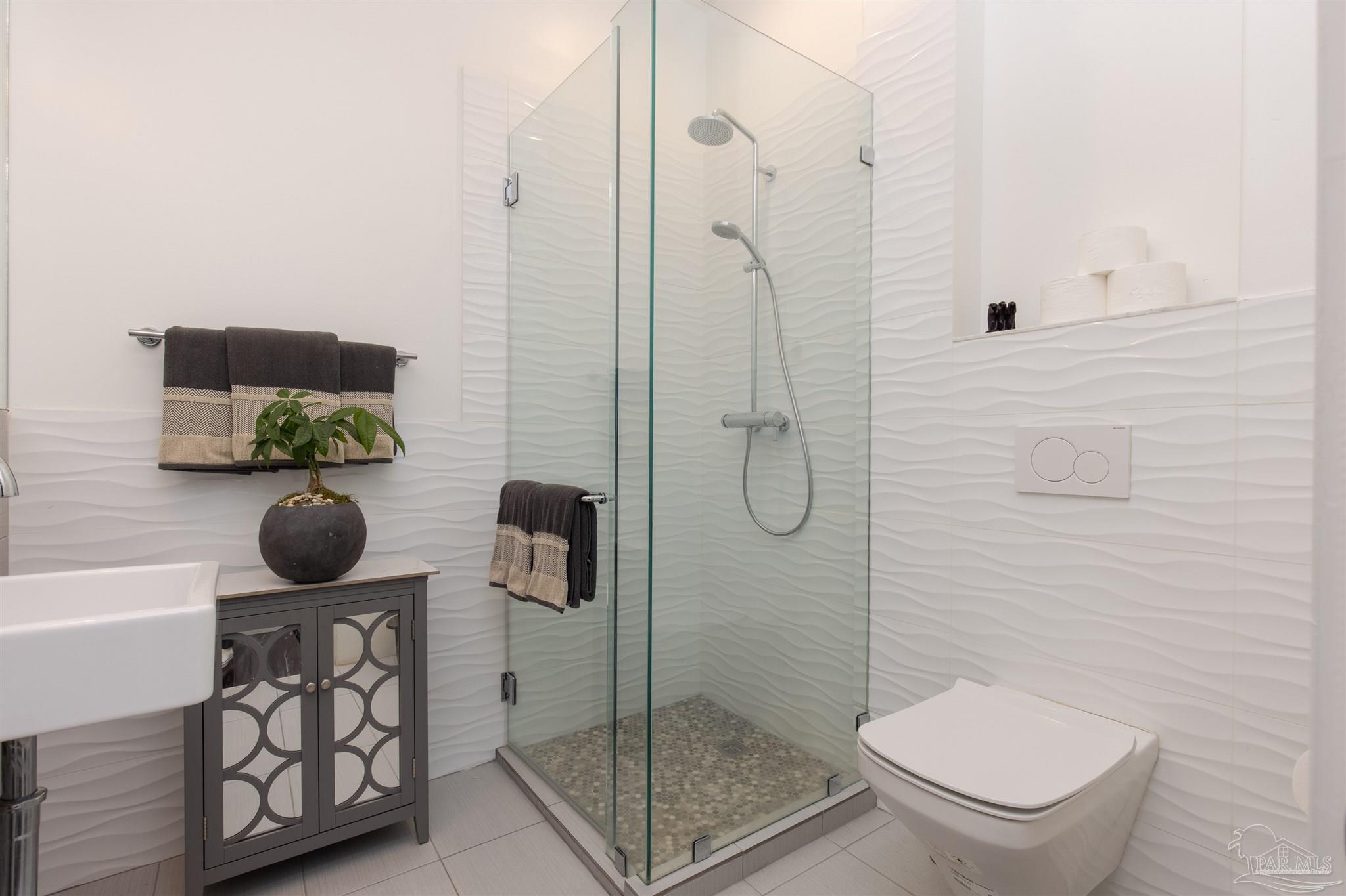 18 Shoreline Pl