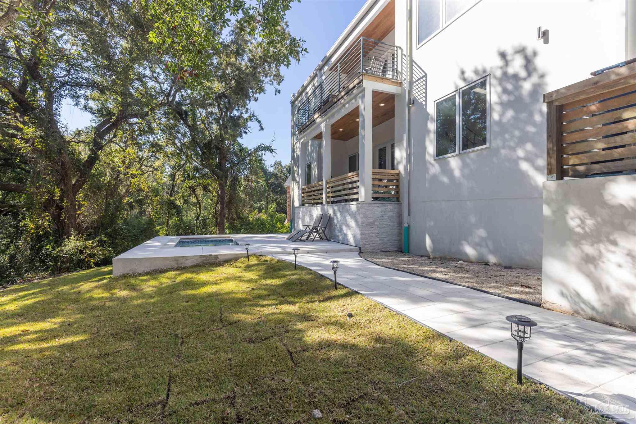 18 Shoreline Pl