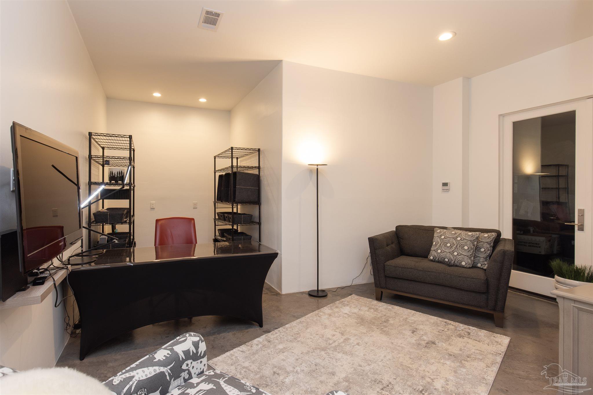 18 Shoreline Pl