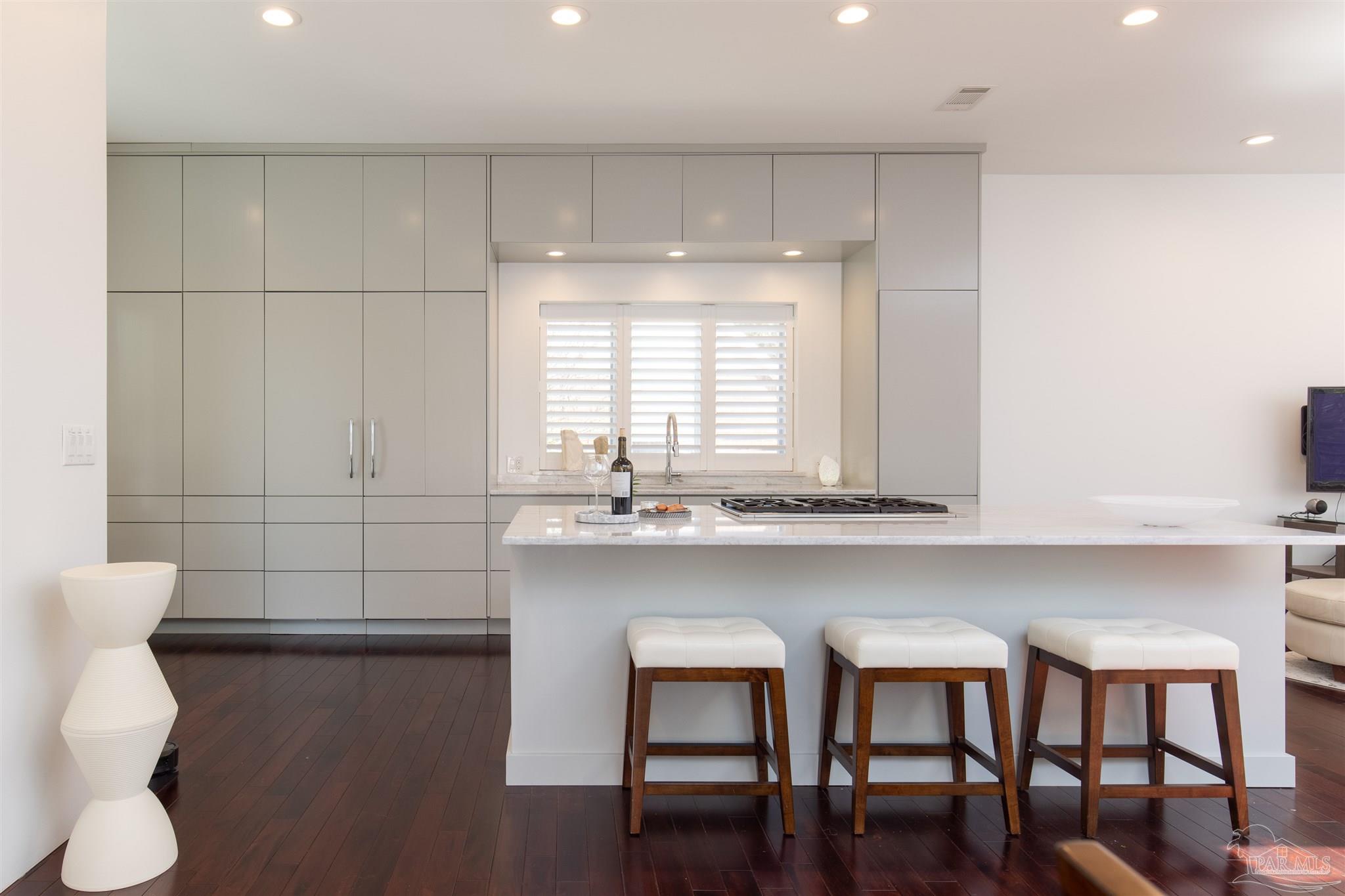 18 Shoreline Pl