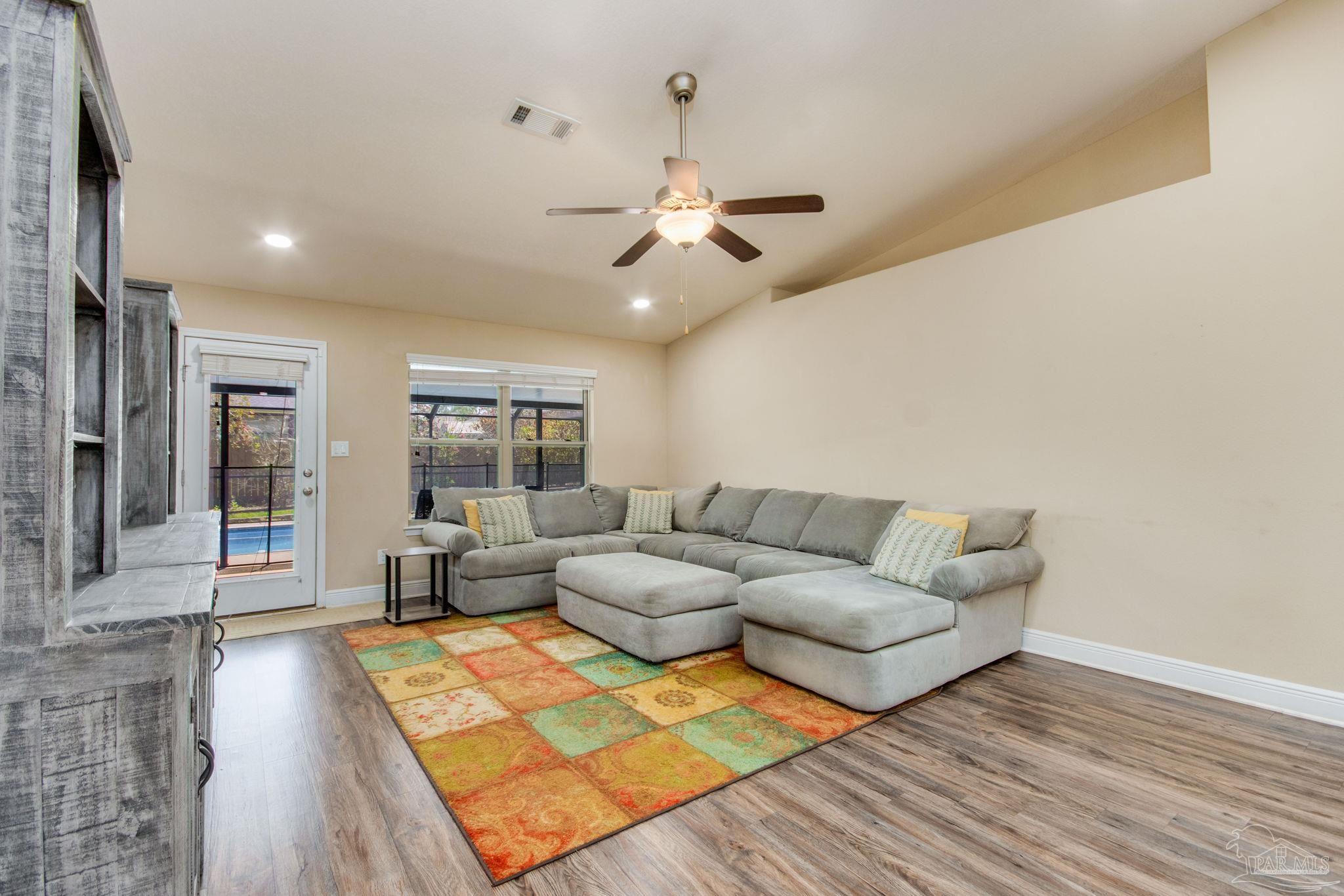 732 Mohegan Cir