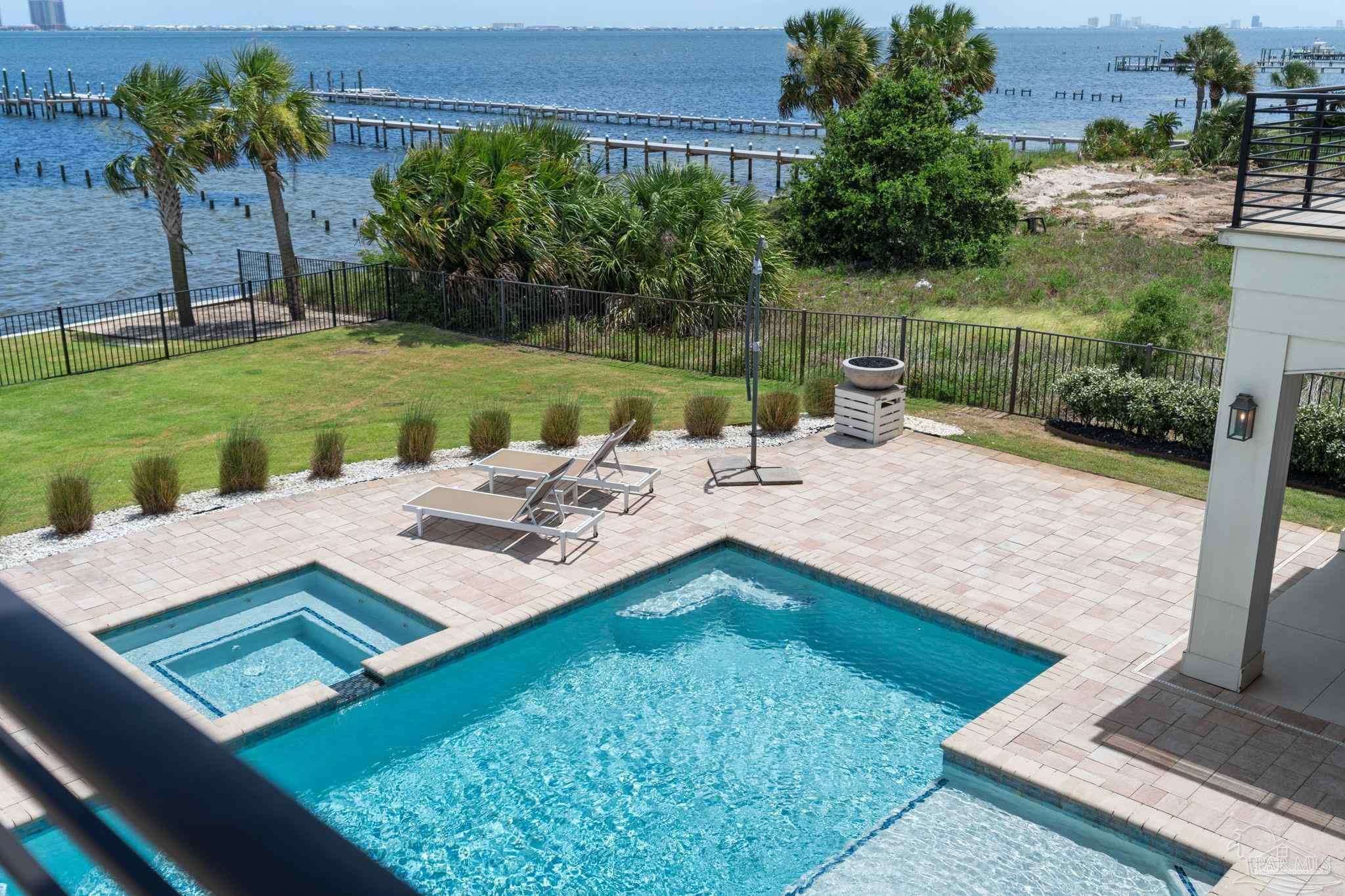 1094 Seabreeze Ln