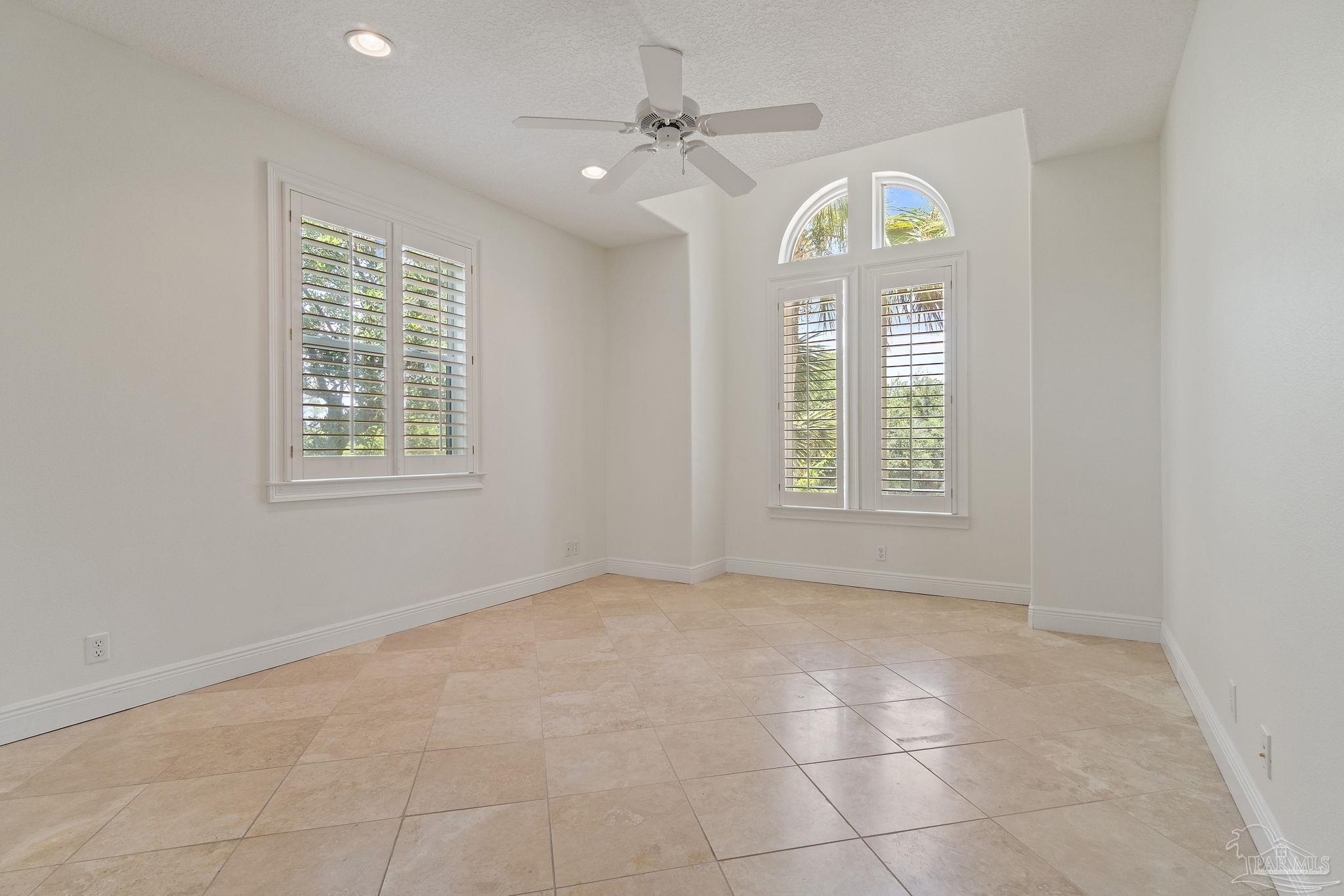 1327 Soundview Trl