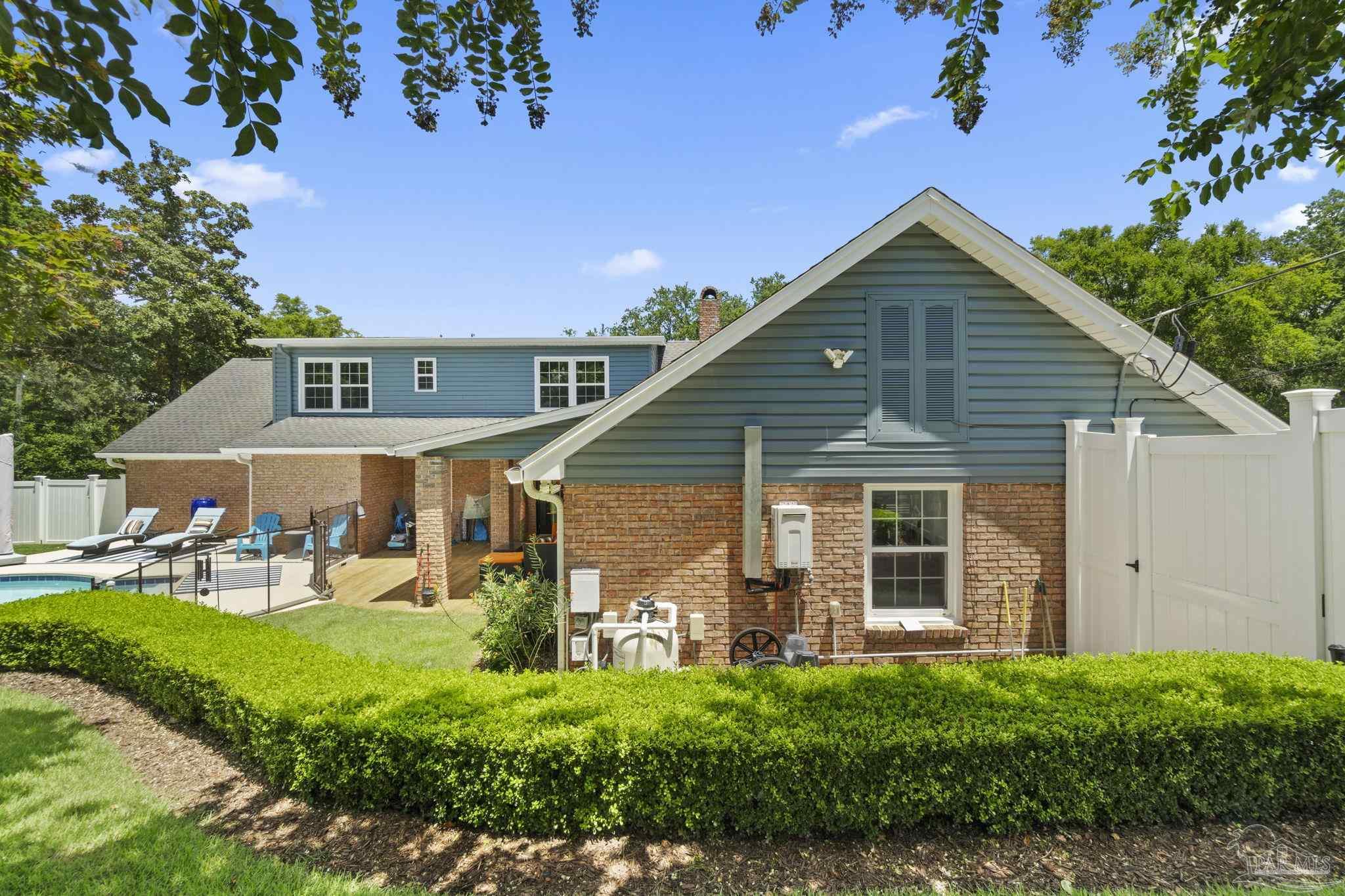 3949 Menendez Dr