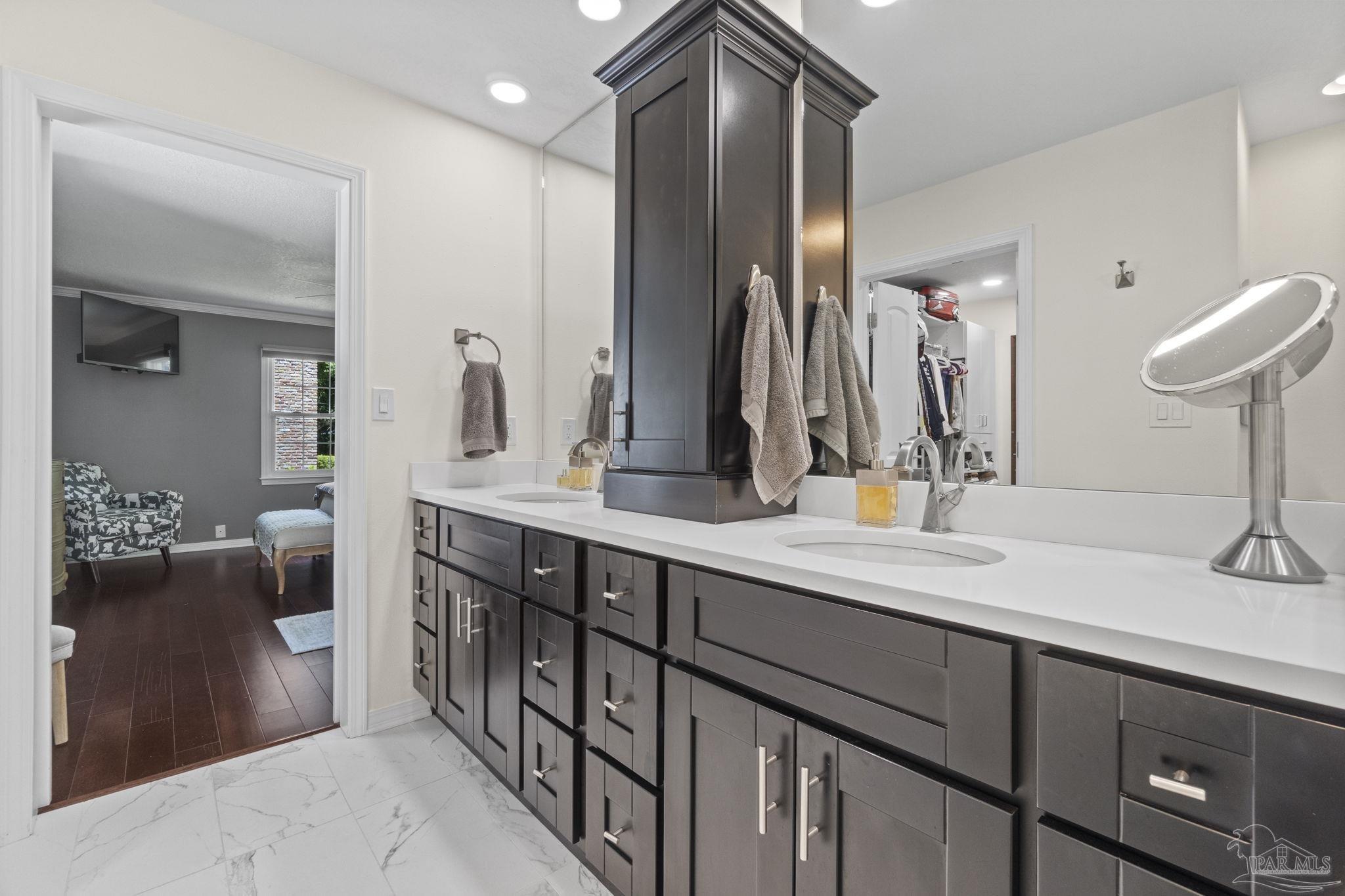 3949 Menendez Dr