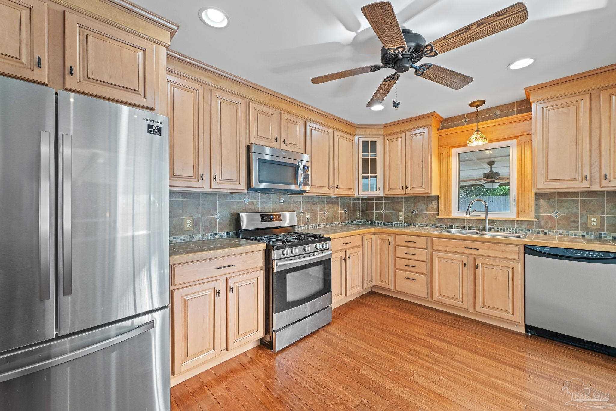 10 San Carlos Ave