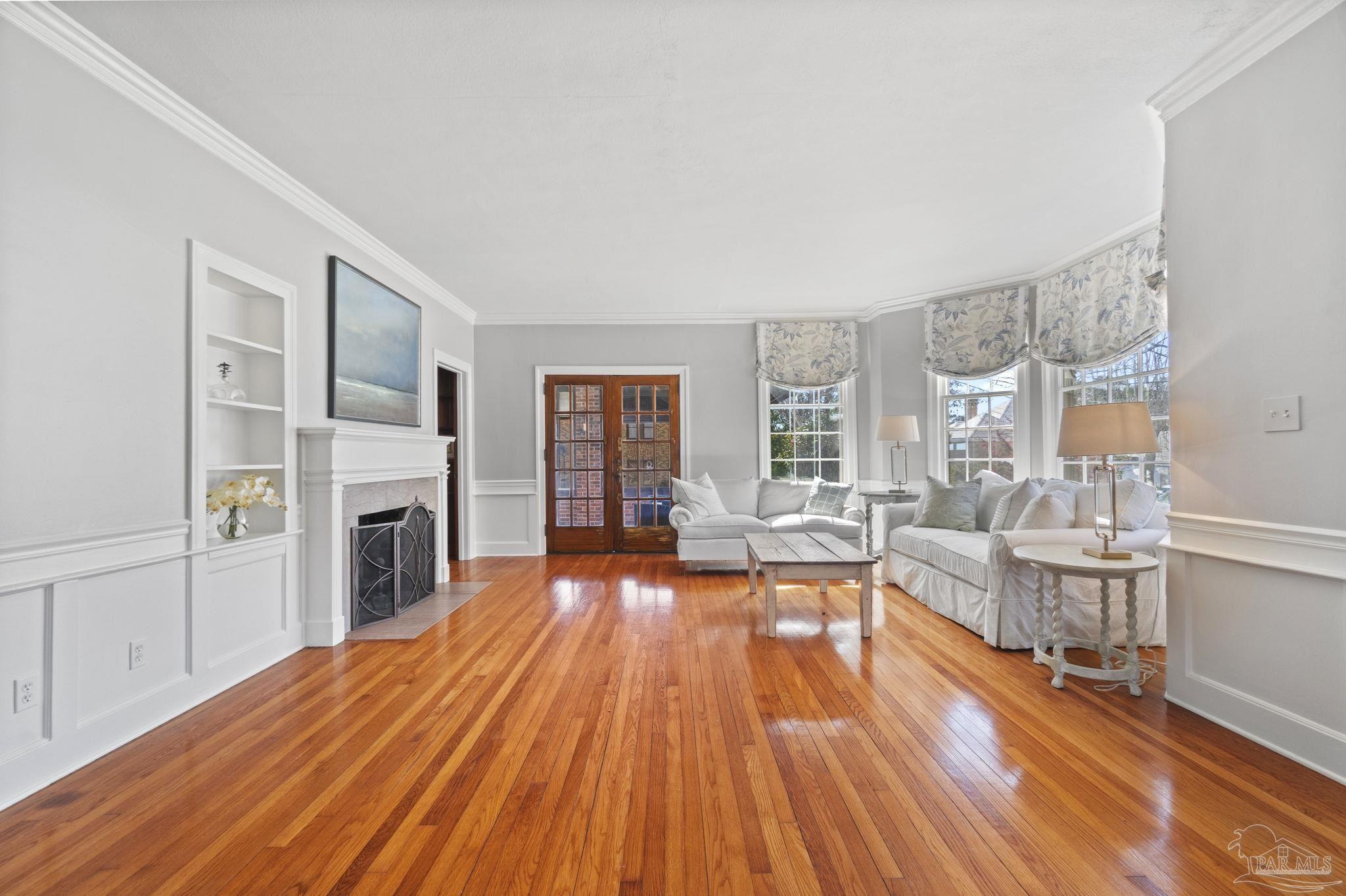 1800 E La Rua St