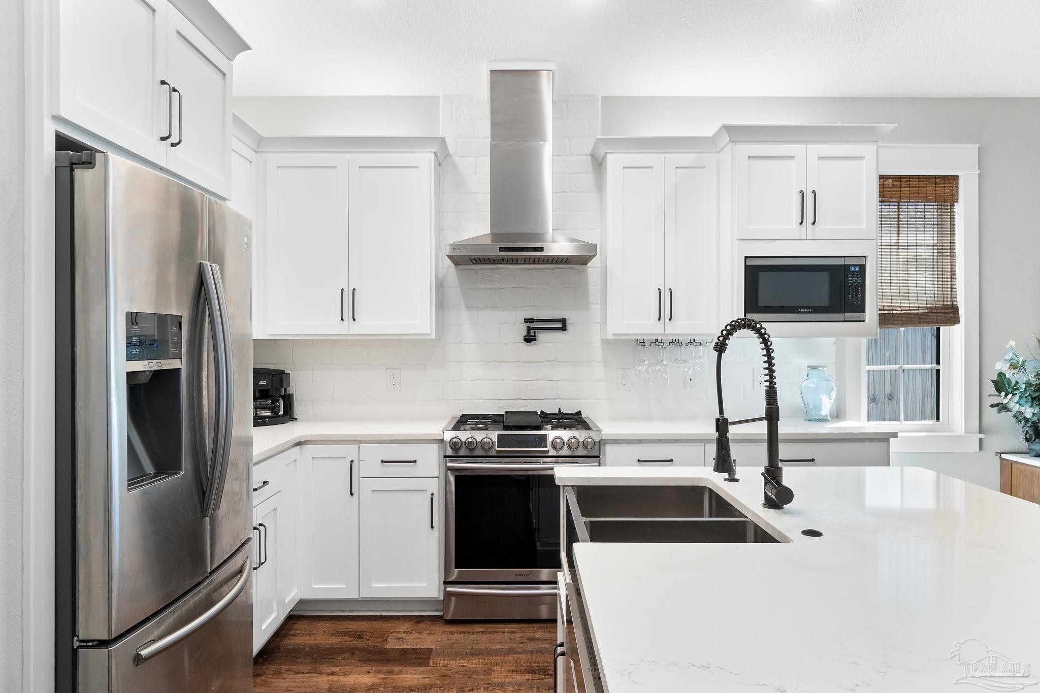 1105 E Yonge St
