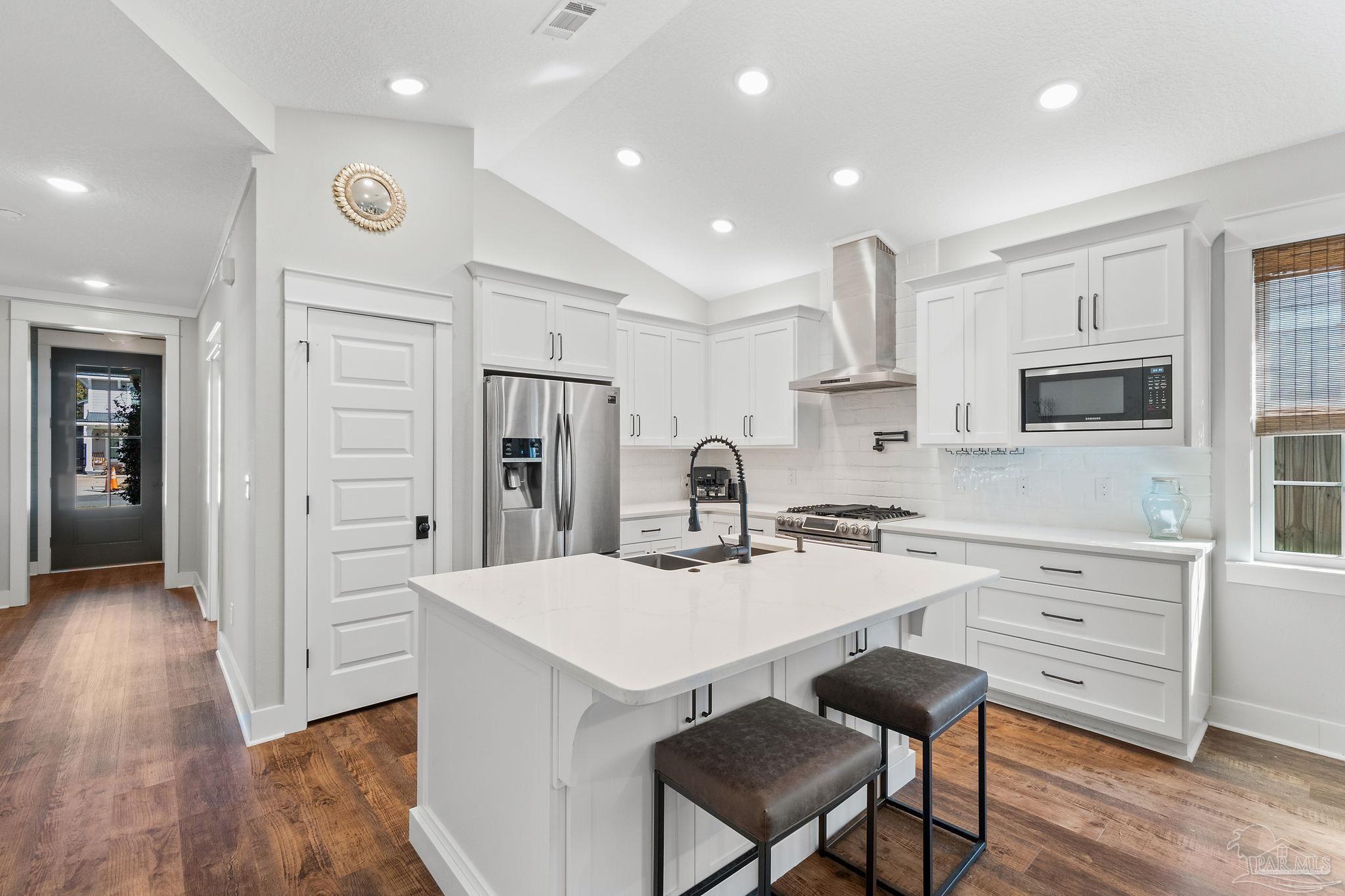 1105 E Yonge St