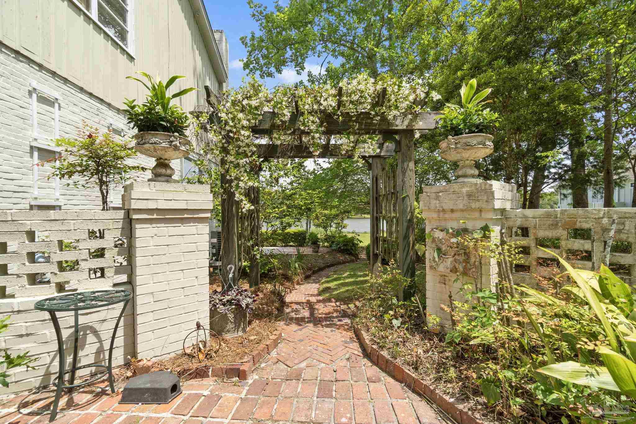 206 Severin Dr