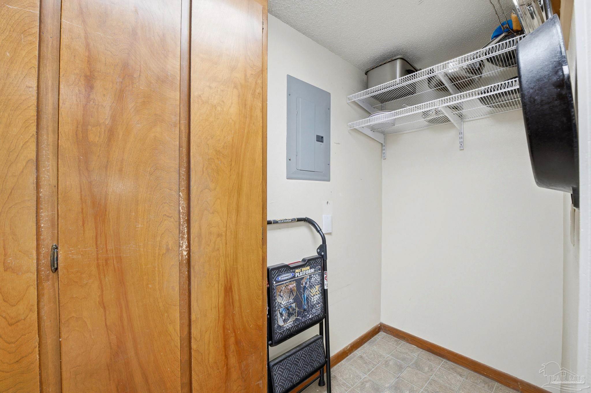 1202 Via Deluna Dr
