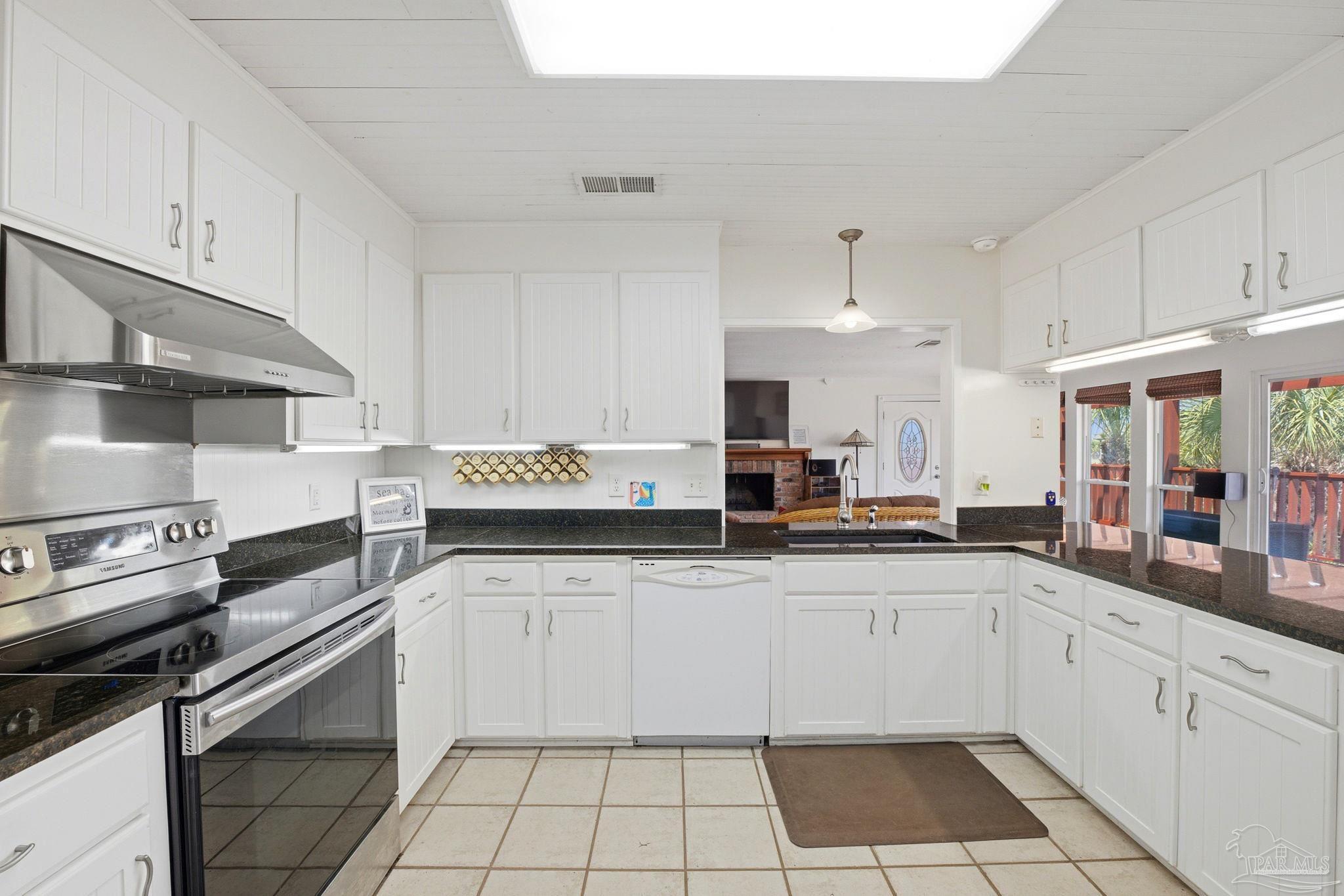 1202 Via Deluna Dr