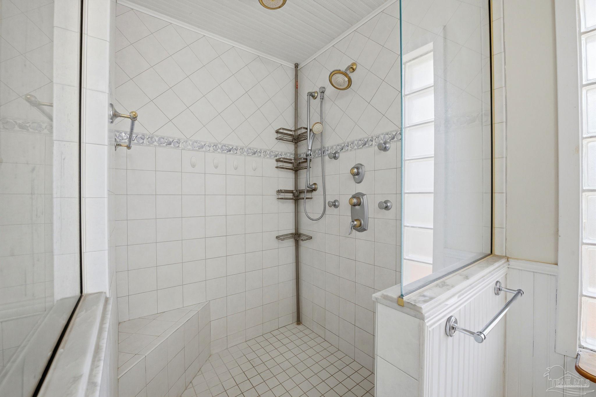 1202 Via Deluna Dr