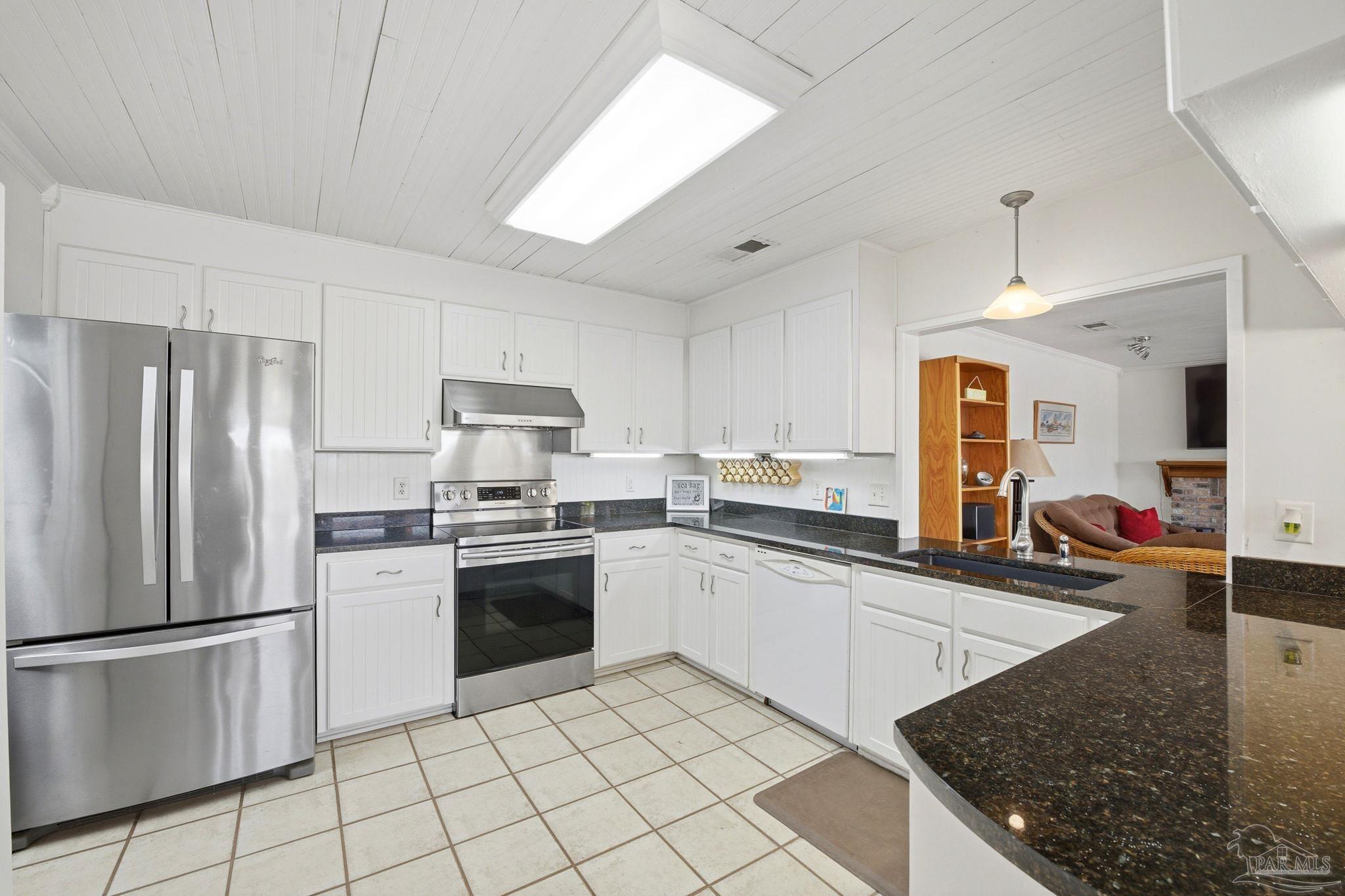 1202 Via Deluna Dr